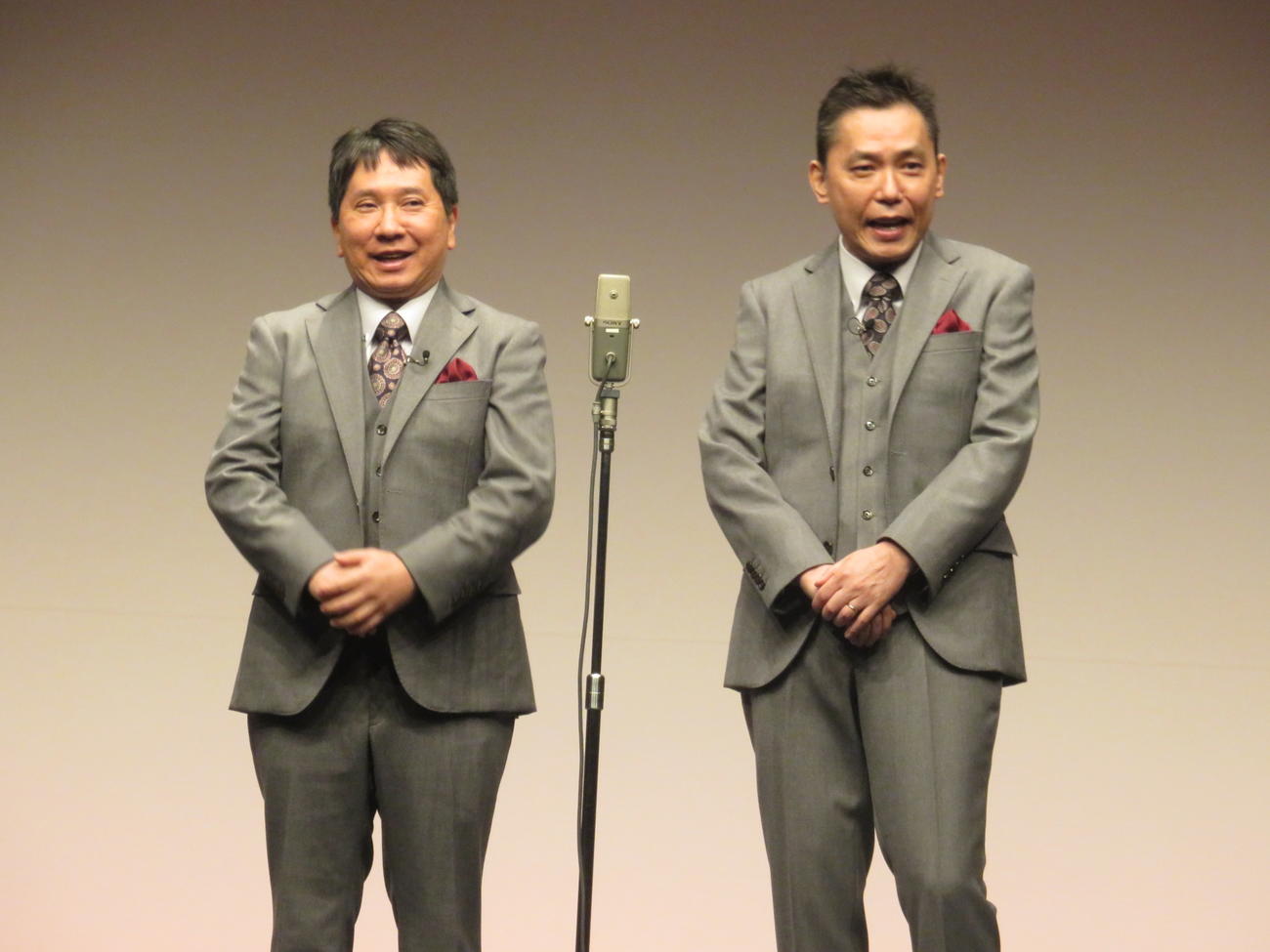 「タイタンライブ」で今年を振り返りつつマンザイを披露した爆笑問題の田中裕二（左）と太田光