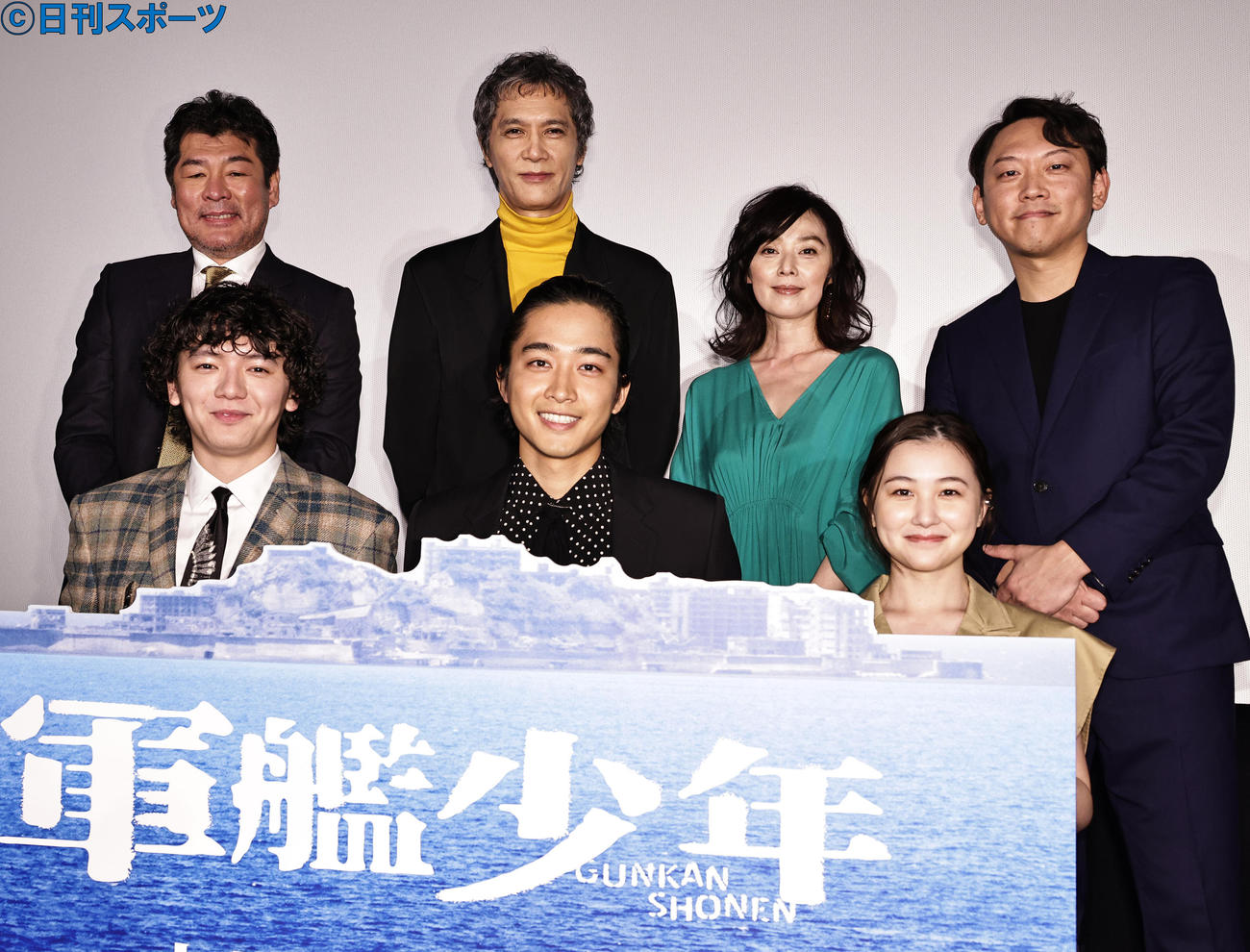 映画「軍艦少年」の舞台あいさつで記念撮影する、前列左から濱田龍臣、佐藤寛太、山口まゆ、後列左から赤井英和、加藤雅也、大塚寧々、Yuki Saito監督（撮影・中島郁夫）