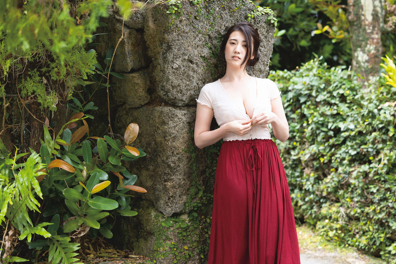 草野綾のファースト＆ヘアヌード写真集「あめ色の空に」の1カット（C）光文社／週刊FLASH　写真◎山岸伸