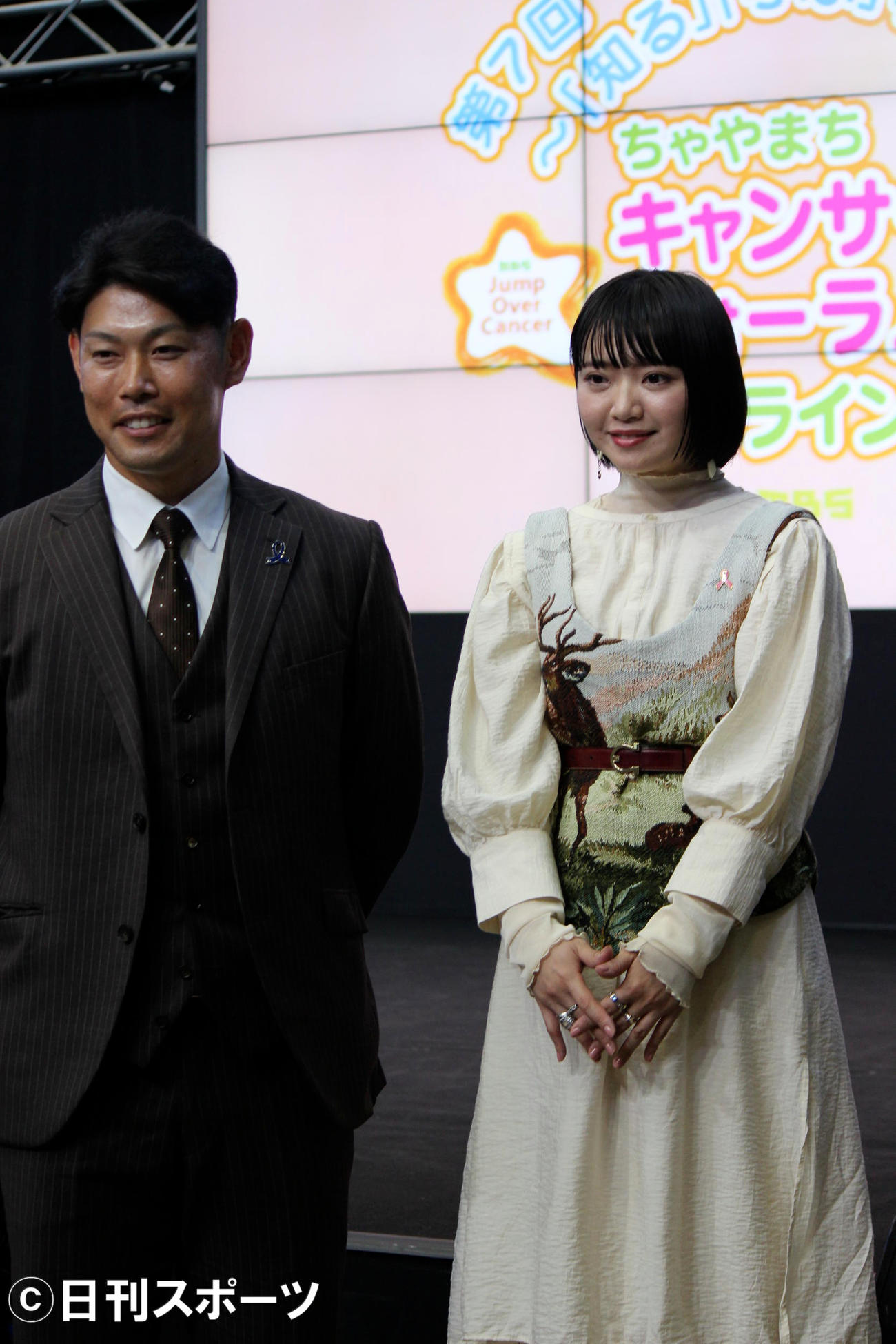 がんフォーラムで共演した阪神原口（左）と元SKE矢方美紀（撮影・柏原誠）