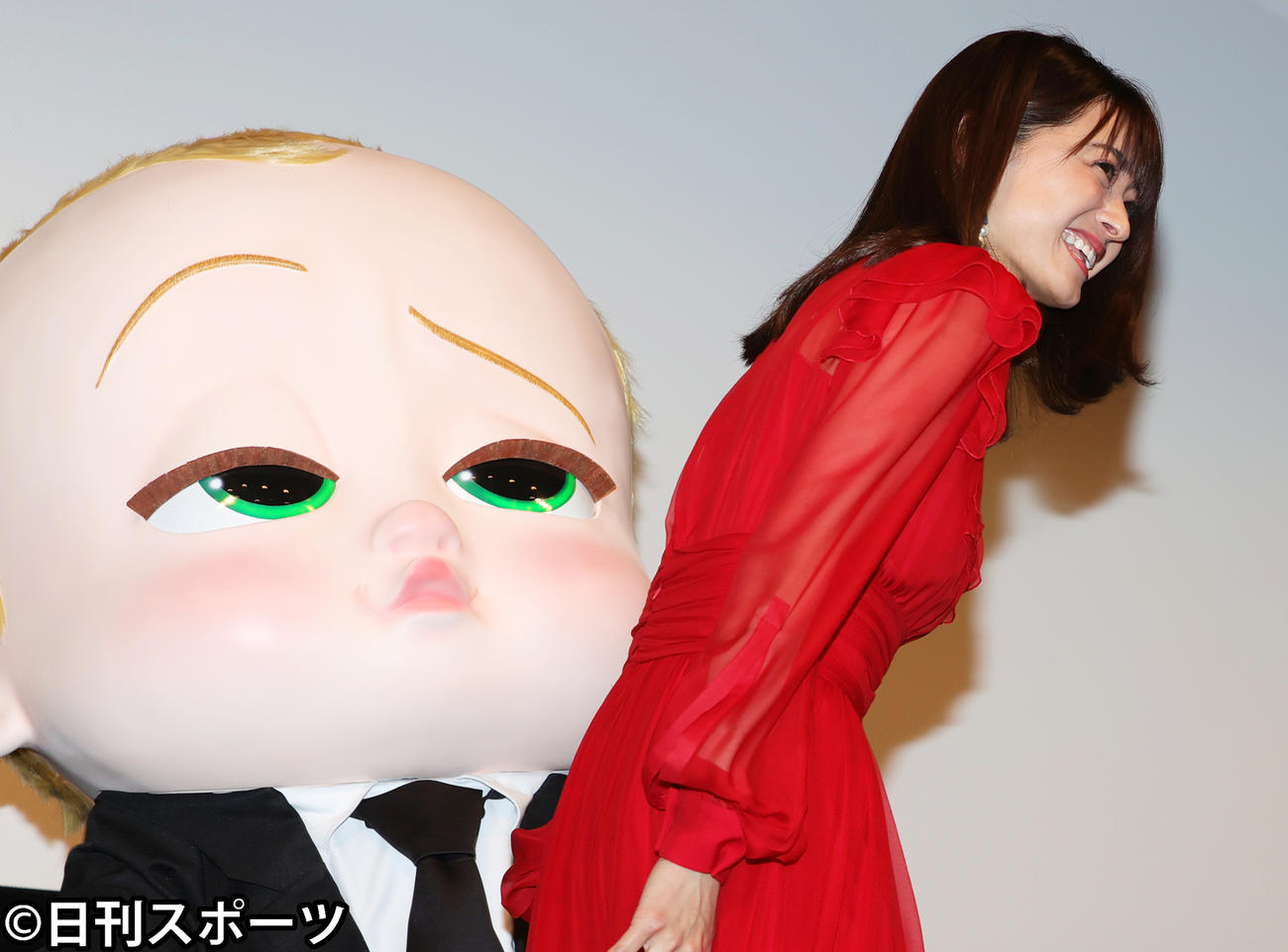 ボス・ベイビーを前に笑顔の乙葉（撮影・野上伸悟）