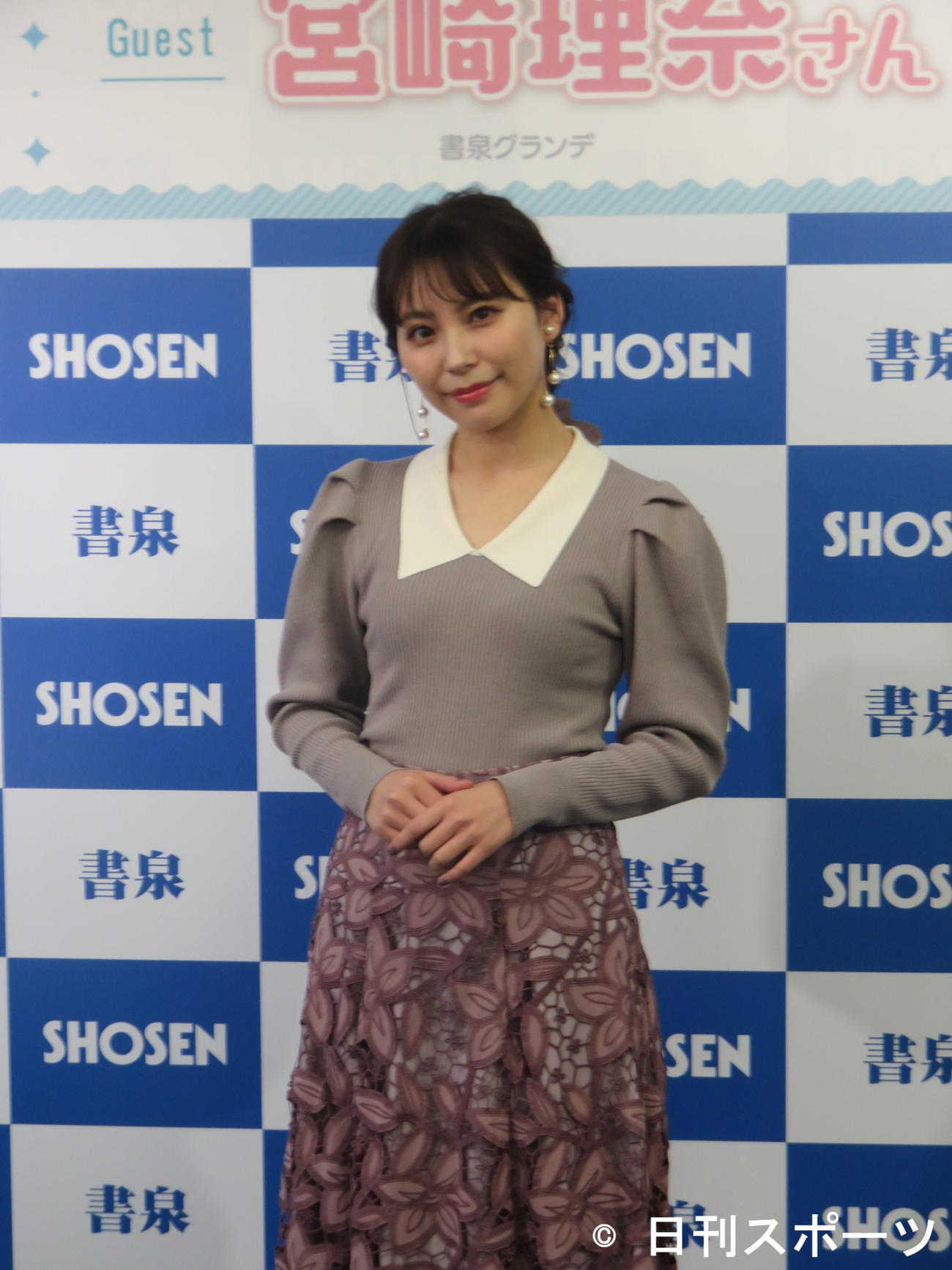 自身の来年の卓上カレンダーを発売した宮崎理奈