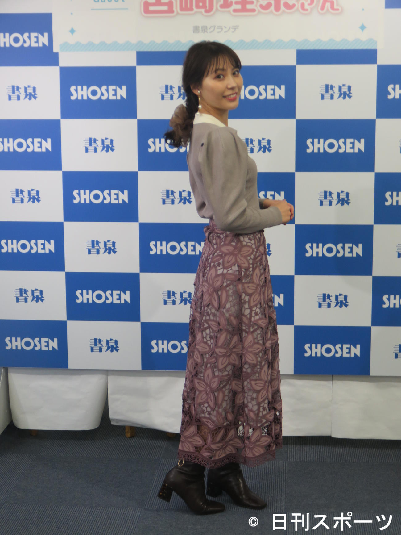 自身の来年の卓上カレンダーを発売した宮崎理奈
