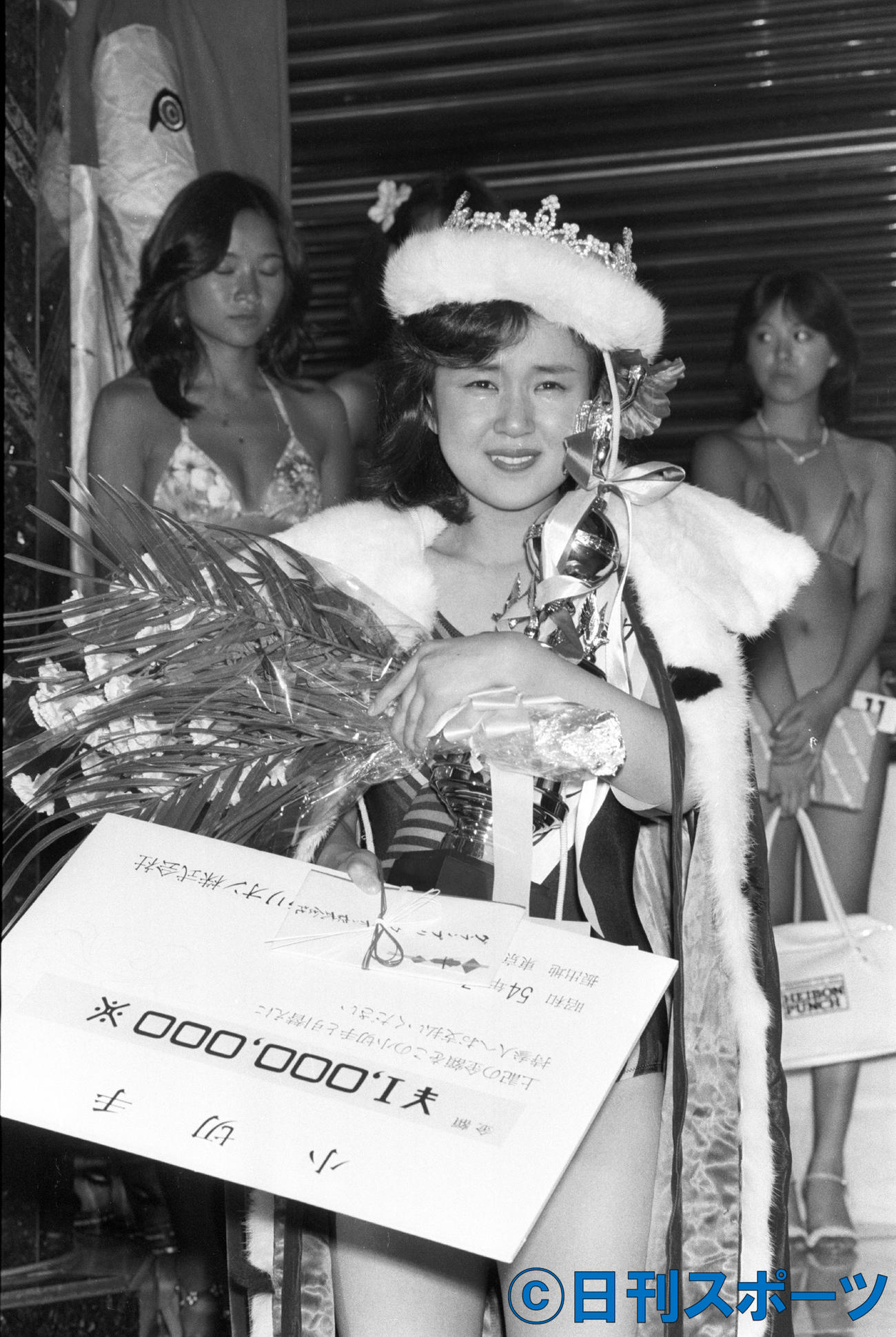 79年7月、クラリオンイメージガールに選ばれ笑顔を見せる烏丸せつこ