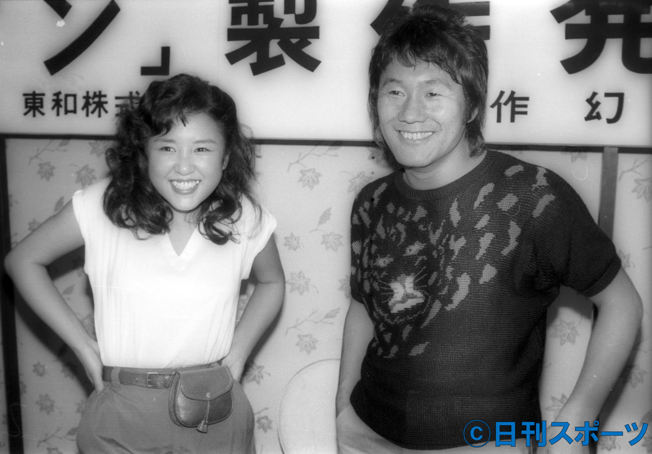 81年4月、映画「マノン」製作発表でビートたけし（右）と笑顔を見せる烏丸せつこ