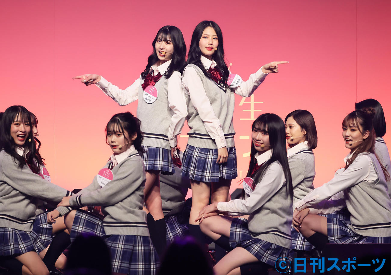 グランプリに輝いたゆきのさん（中央右）と準グランプリのあやねさん（同左）（撮影・足立雅史）