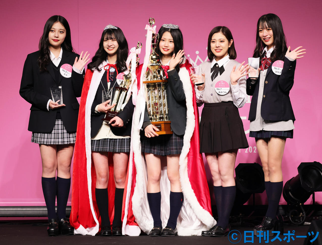 「女子高生ミスコン2021」グランプリ千葉雪乃さん（中央）ら受賞者たち（撮影・足立雅史）