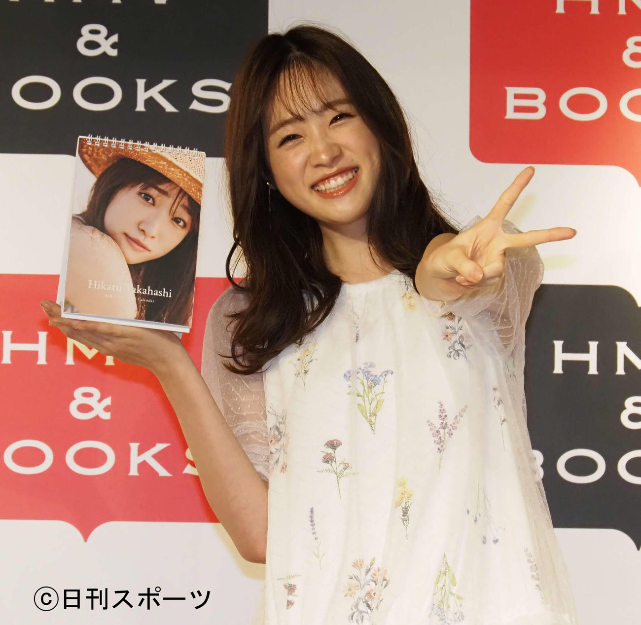 笑顔でピースサインを決める高橋ひかる（撮影・遠藤尚子）