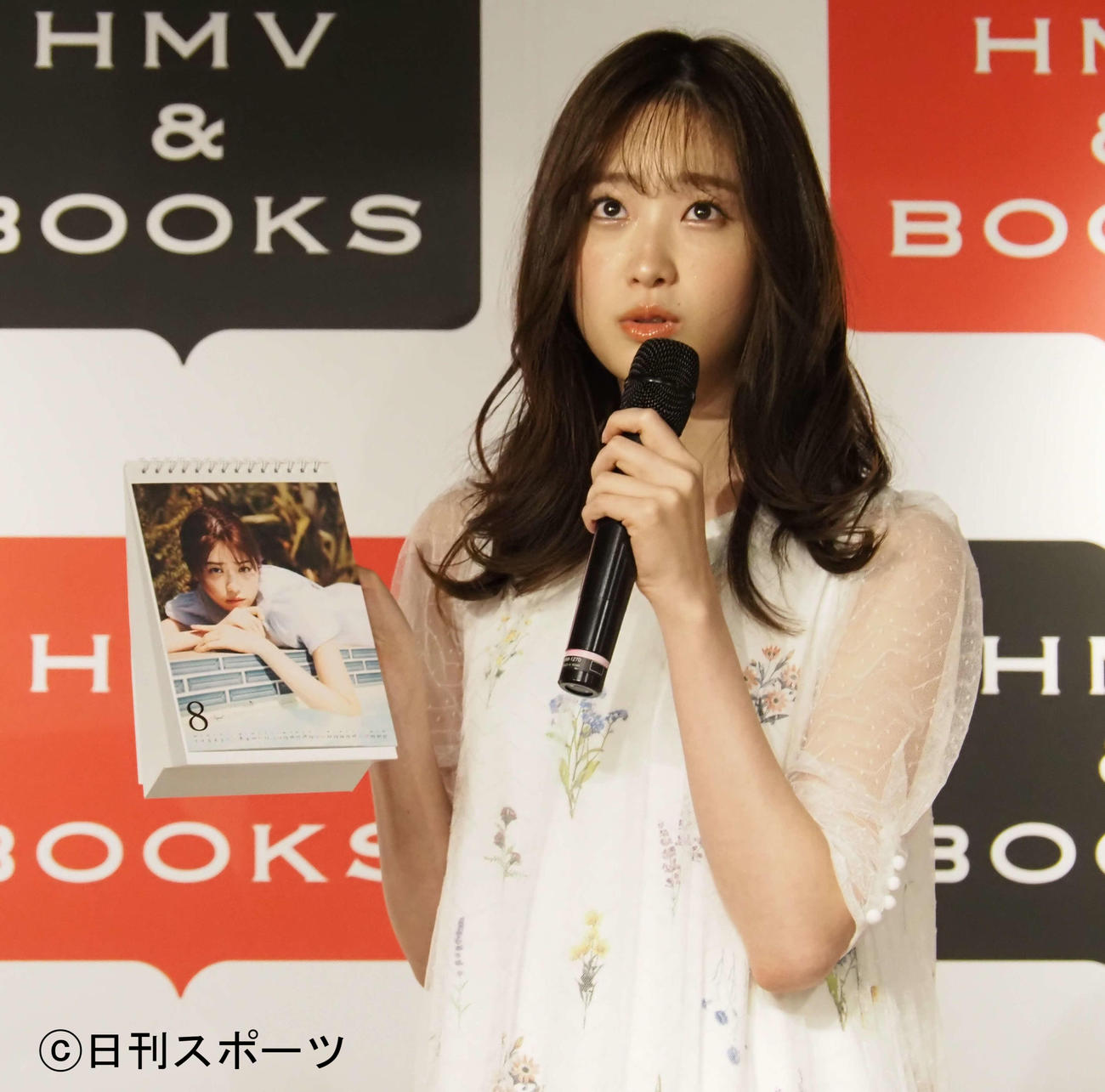 お気に入りカットについて話す高橋ひかる（撮影・遠藤尚子）