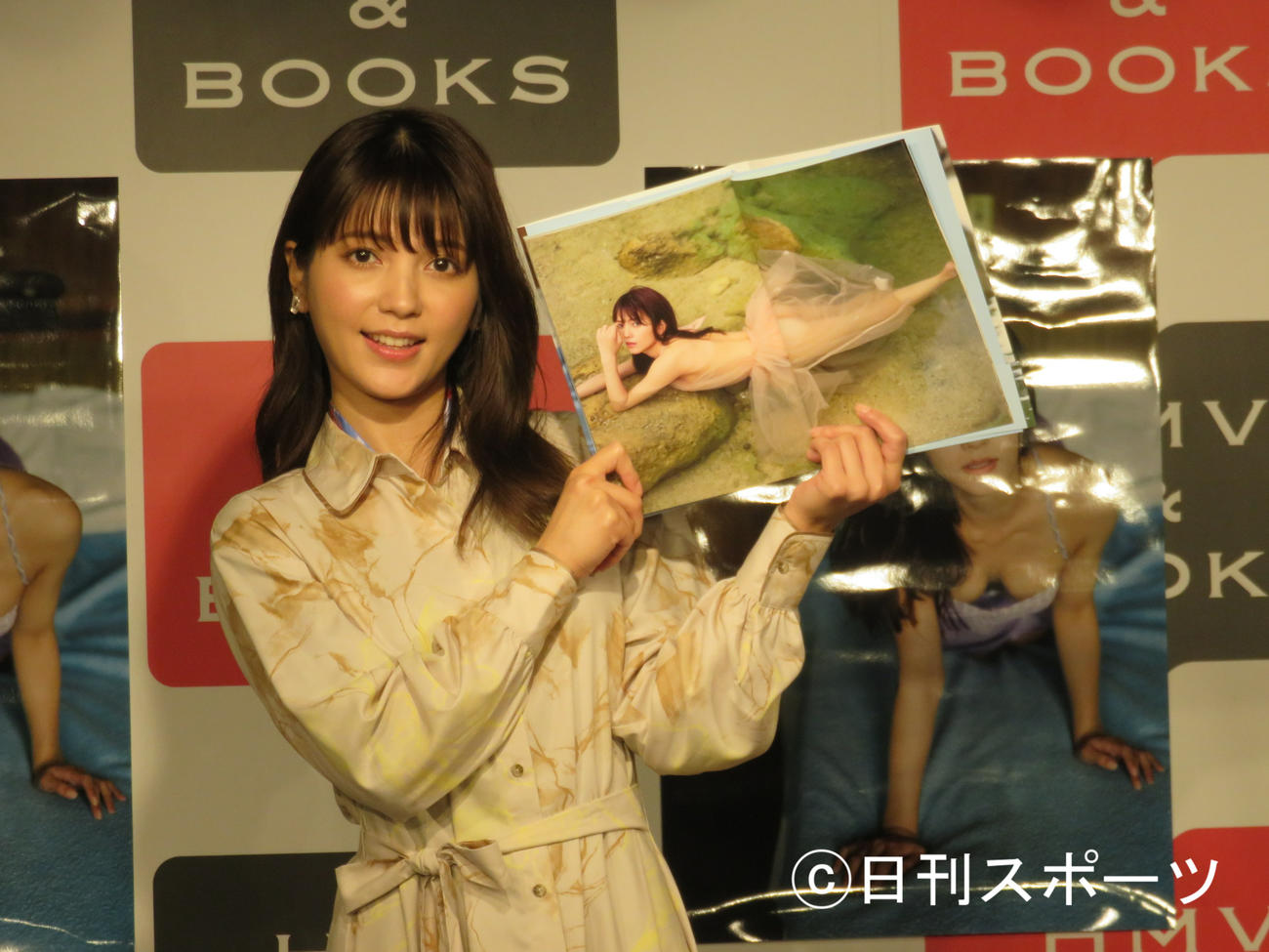 初写真集「heavenly」のお気に入りの写真を披露する南里美希