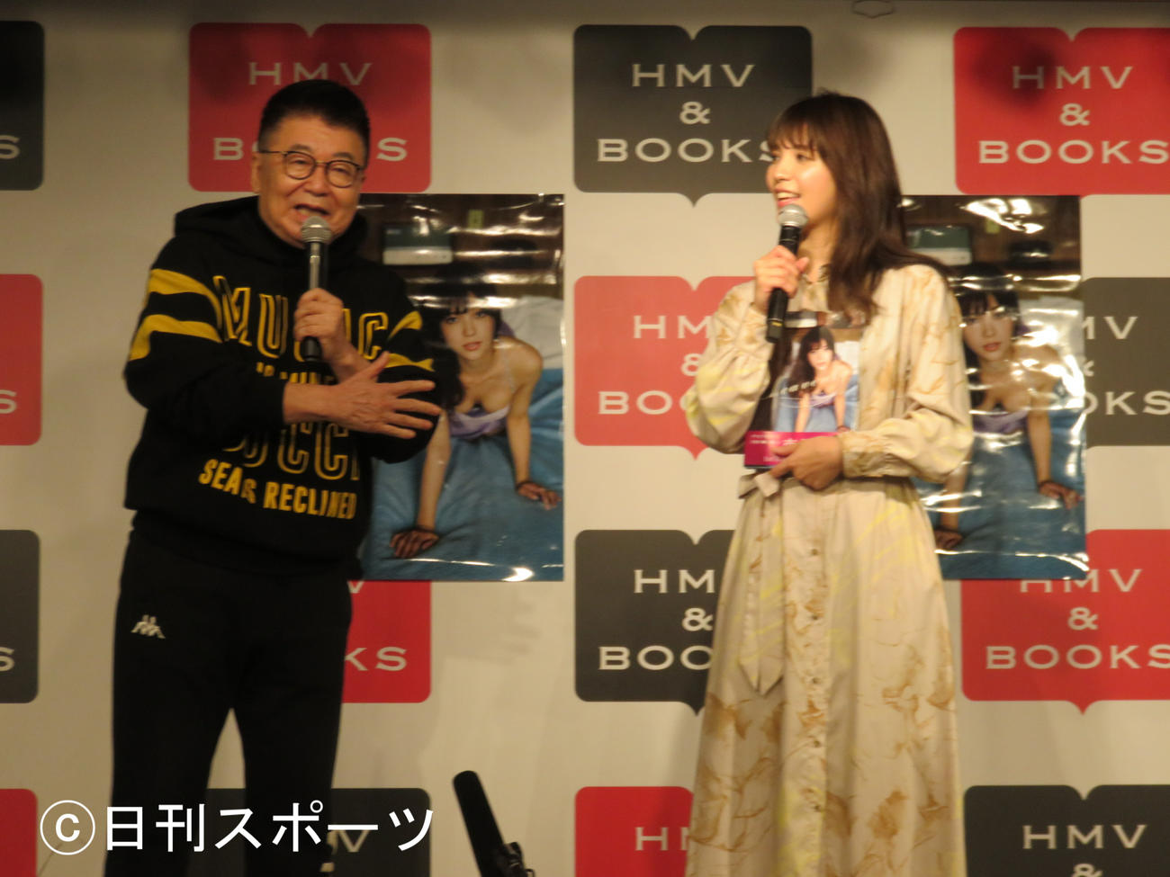 生島ヒロシ（左）が南里美希の初写真集「heavenly」の発売記念イベントに登場