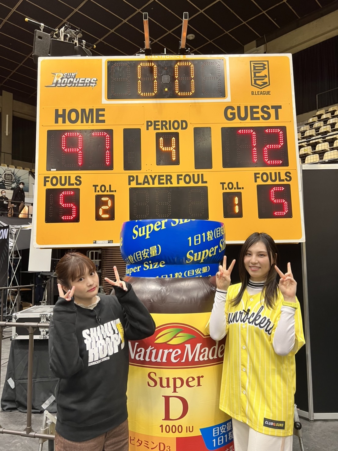 Bリーグサンロッカーズ渋谷のホームゲームを訪れた元乃木坂46伊藤かりん（左）と相楽伊織