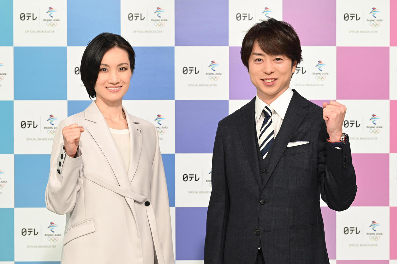 日本テレビ系の北京五輪番組スペシャルキャスターを務める櫻井翔（右）とメインキャスターの荒川静香氏