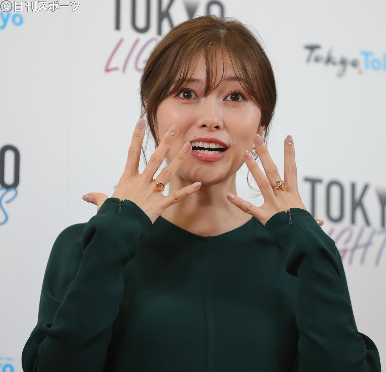 プロジェクションマッピング国際大会で、オフイシャルアンバサダーを務めた白石麻衣はイベント後に取材に応じ、今年の漢字1文字に「汗」を挙げる（撮影・野上伸悟）