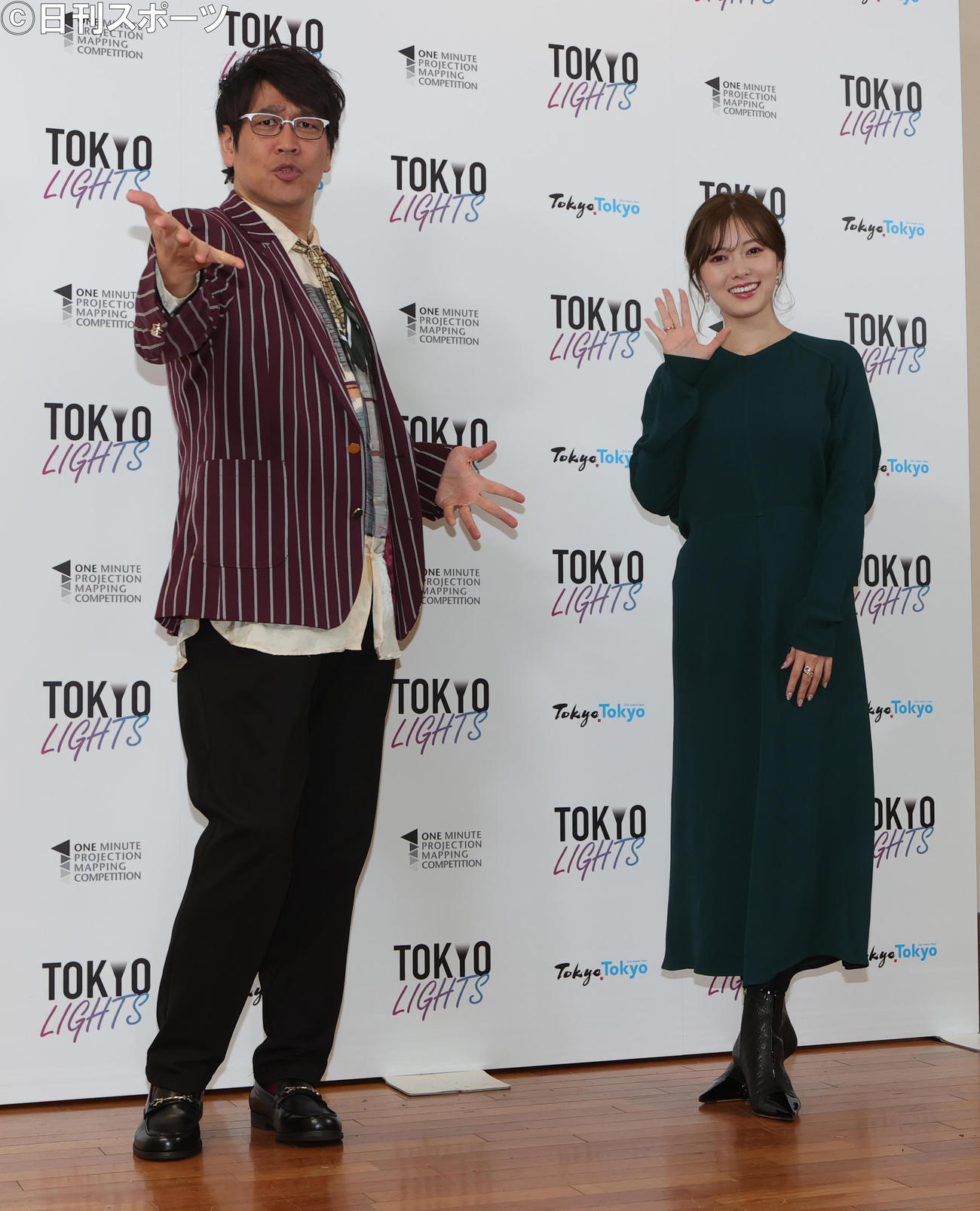 プロジェクションマッピング国際大会で、オフィシャルアンバサダーを務めた白石麻衣（右）とMCの古坂大魔王（撮影・野上伸悟）