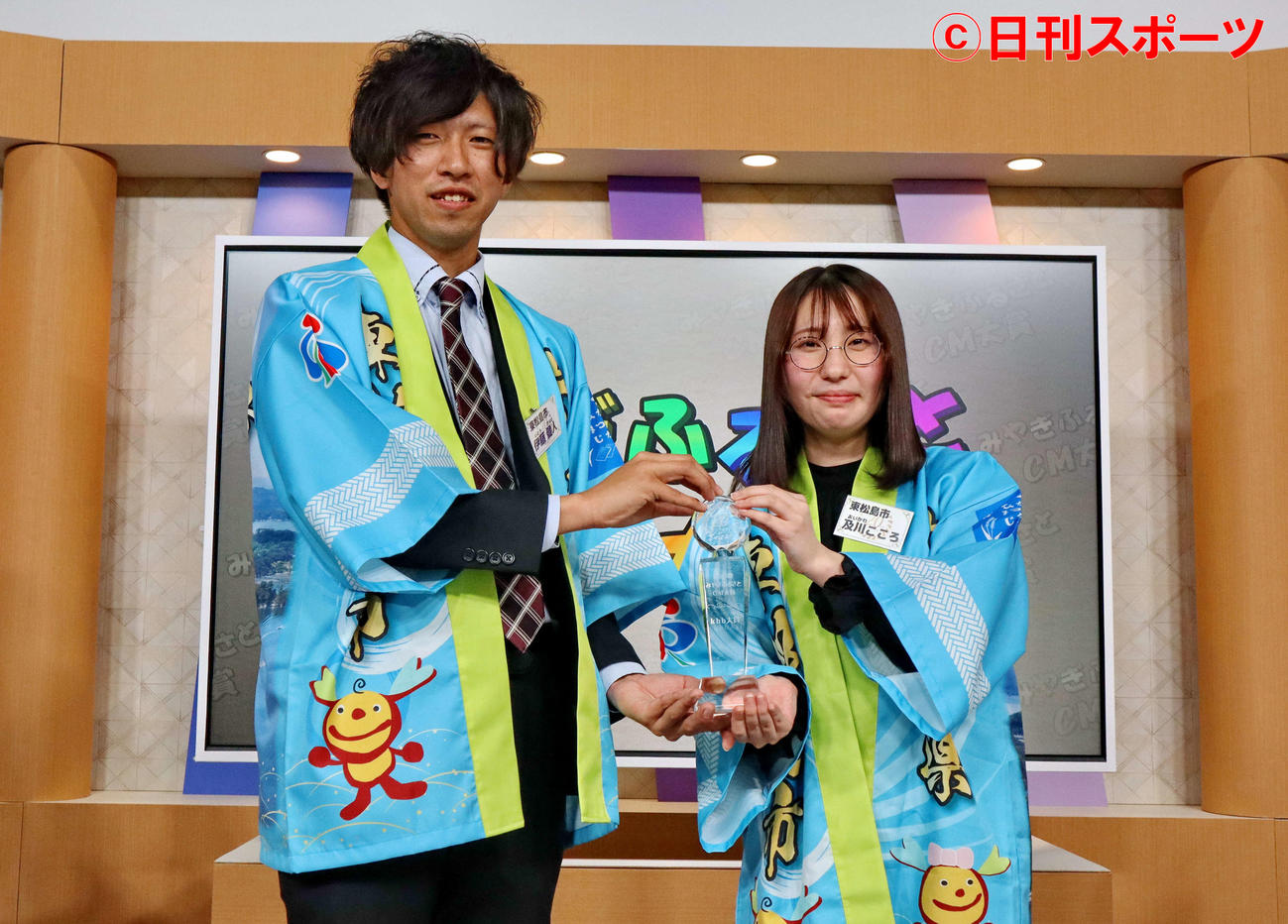 khb大賞を受賞し、トロフィーを手にする東松島市の伊藤健人さん（左）と及川こころさん