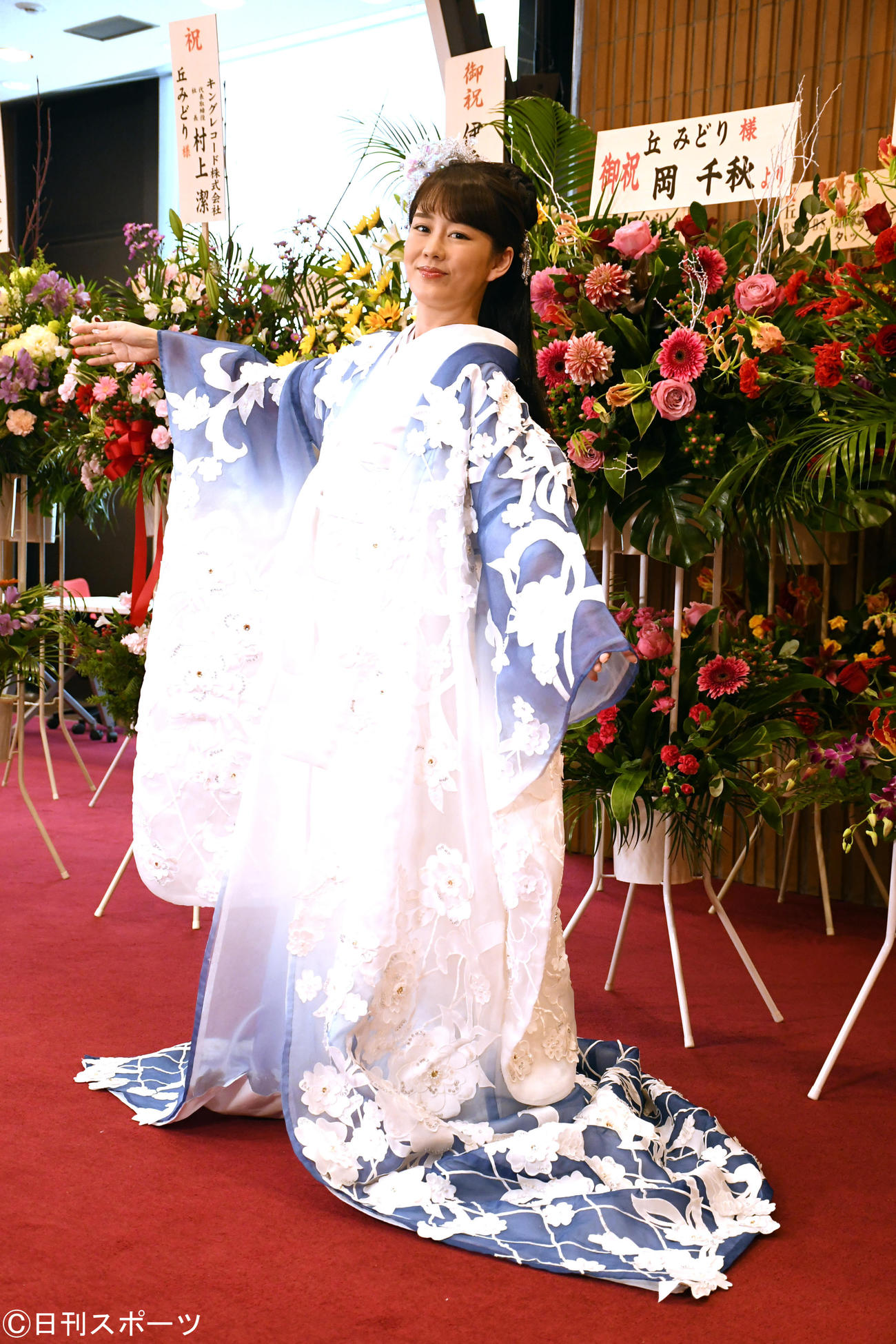 桂由美氏デザインの新曲「雪陽炎」の衣装を披露する丘みどり（撮影・大友陽平）