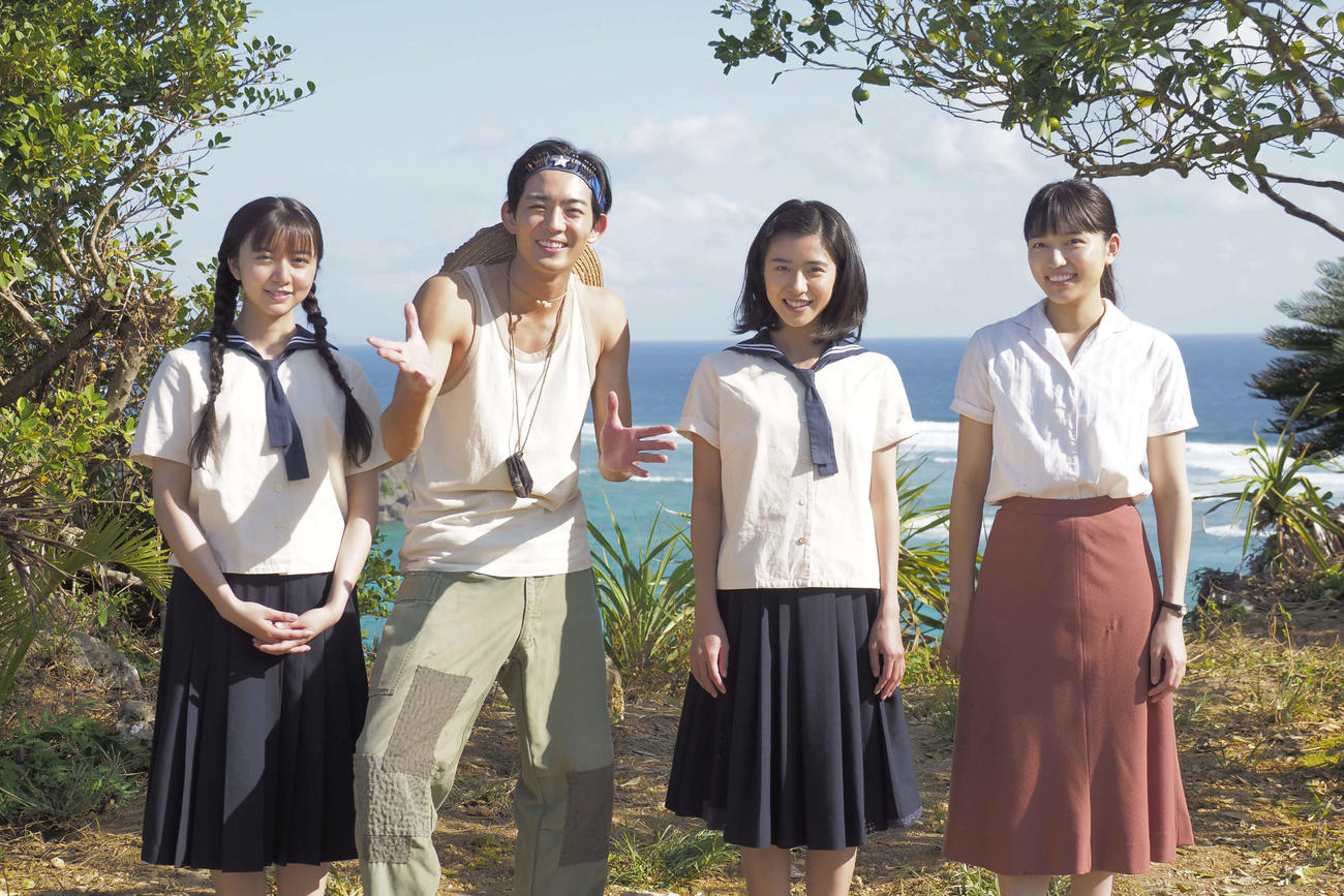 沖縄で撮影が進むNHK連続テレビ小説「ちむどんどん」の、左から上白石萌歌、竜星涼、黒島結菜、川口春奈