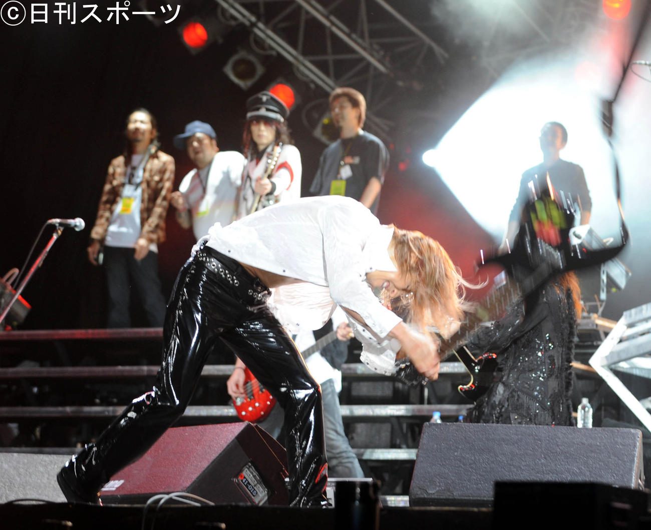 故hideさんの追悼公演でギターをたたき壊すYOSHIKI　（2008年5月撮影）