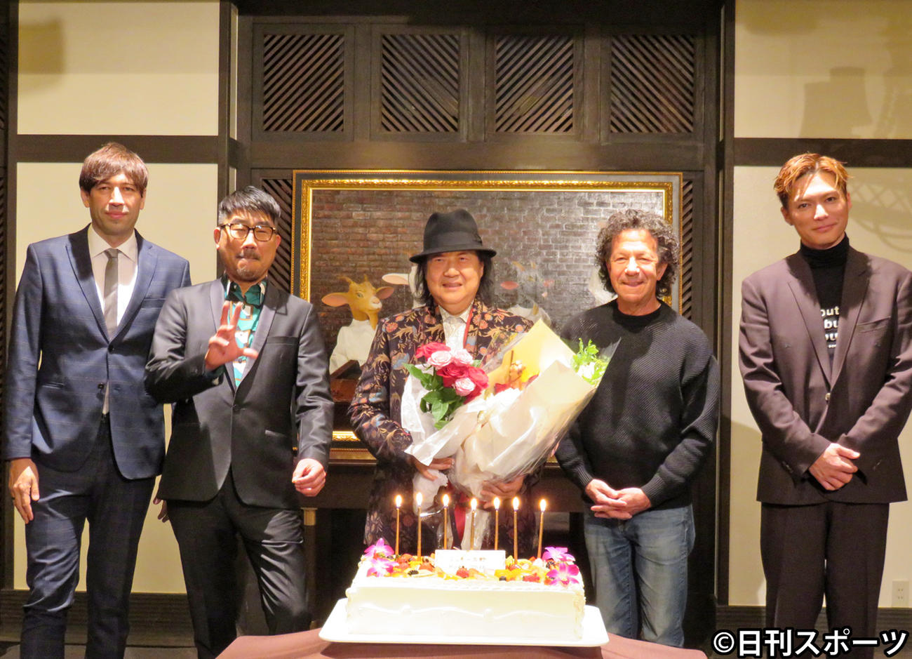 新アルバムを発表したミッキー吉野（中）。左からサッシャ、亀田誠治、トミー・スナイダー、SHOKICHI（撮影・竹村章）