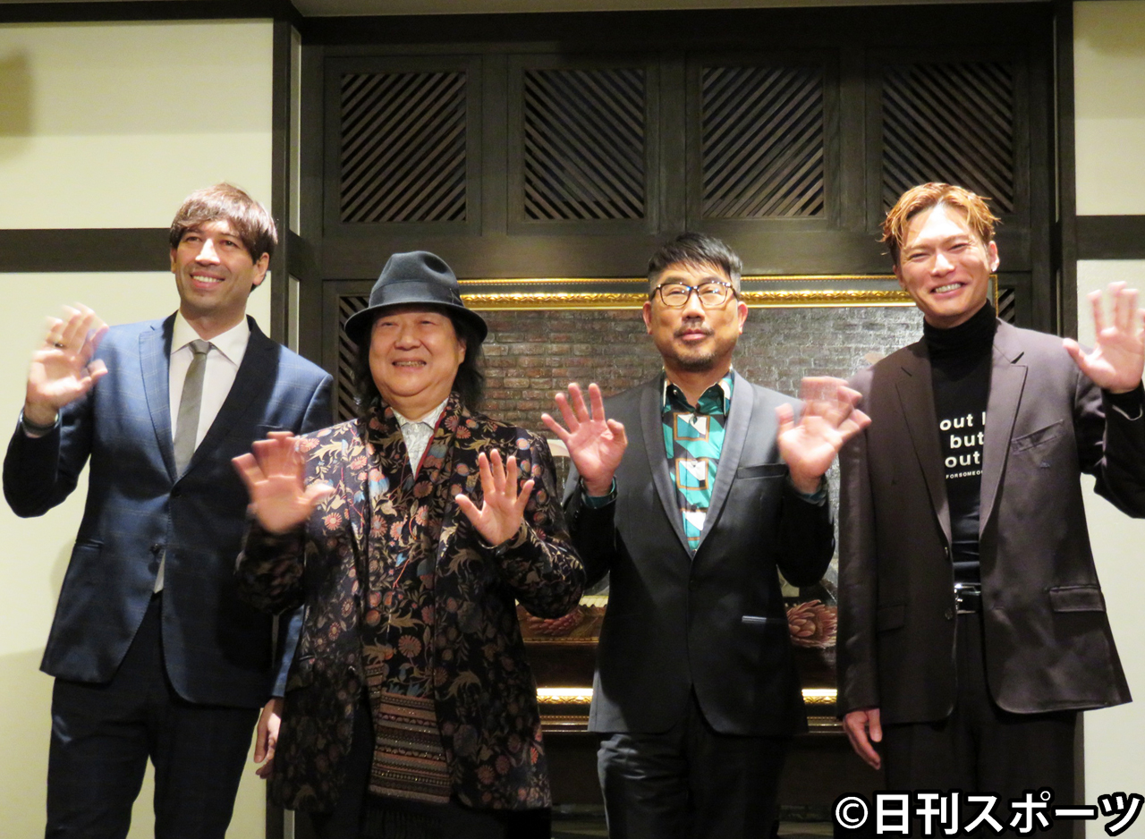 新アルバムを発表し、笑顔で手を振るミッキー吉野（中）。左からサッシャ、亀田誠治、SHOKICHI（撮影・竹村章）