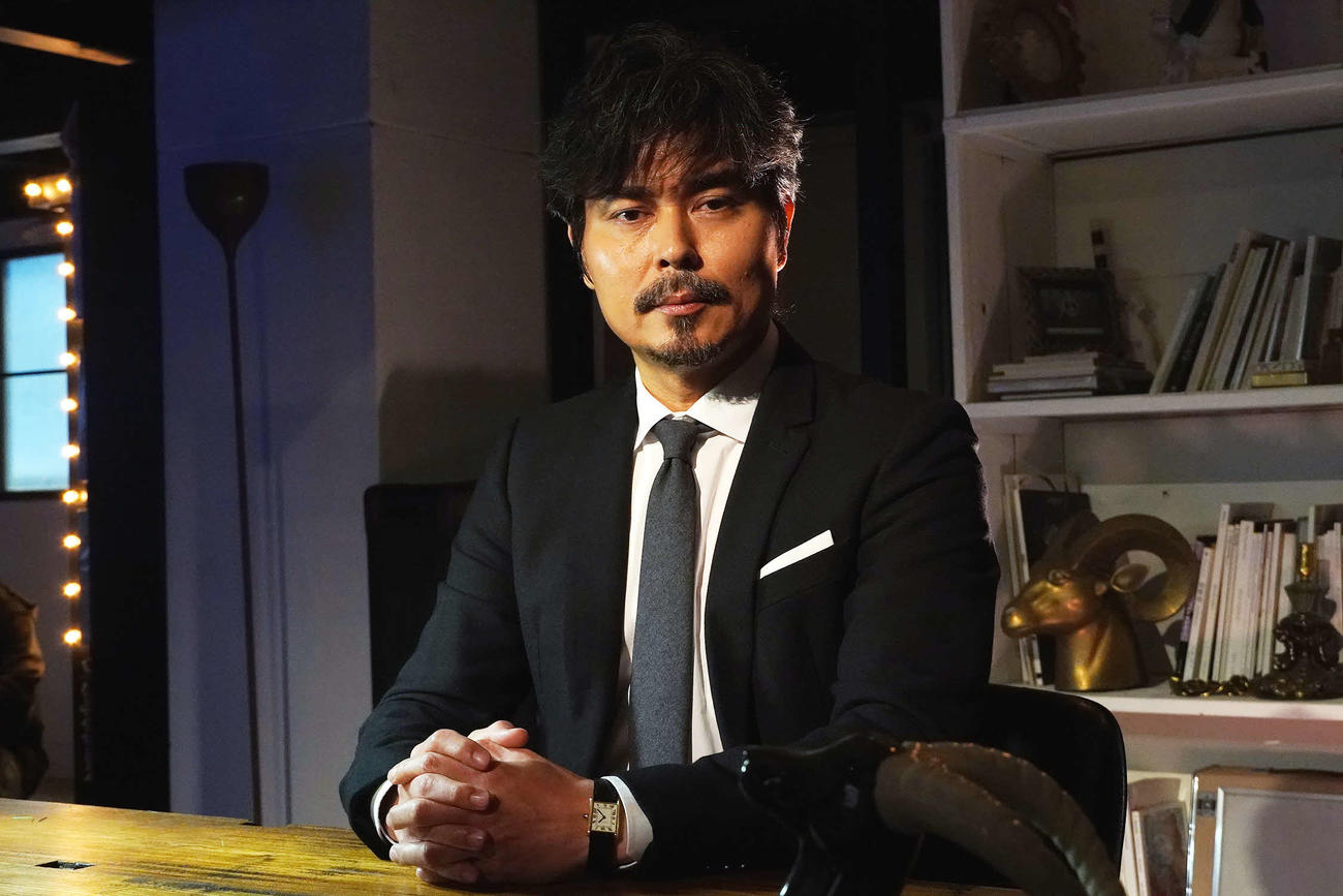 テレビ東京系経済ドキュメンタリー「THE MAKERS～突破の条件～」で番組ナビゲーターを務める小澤征悦