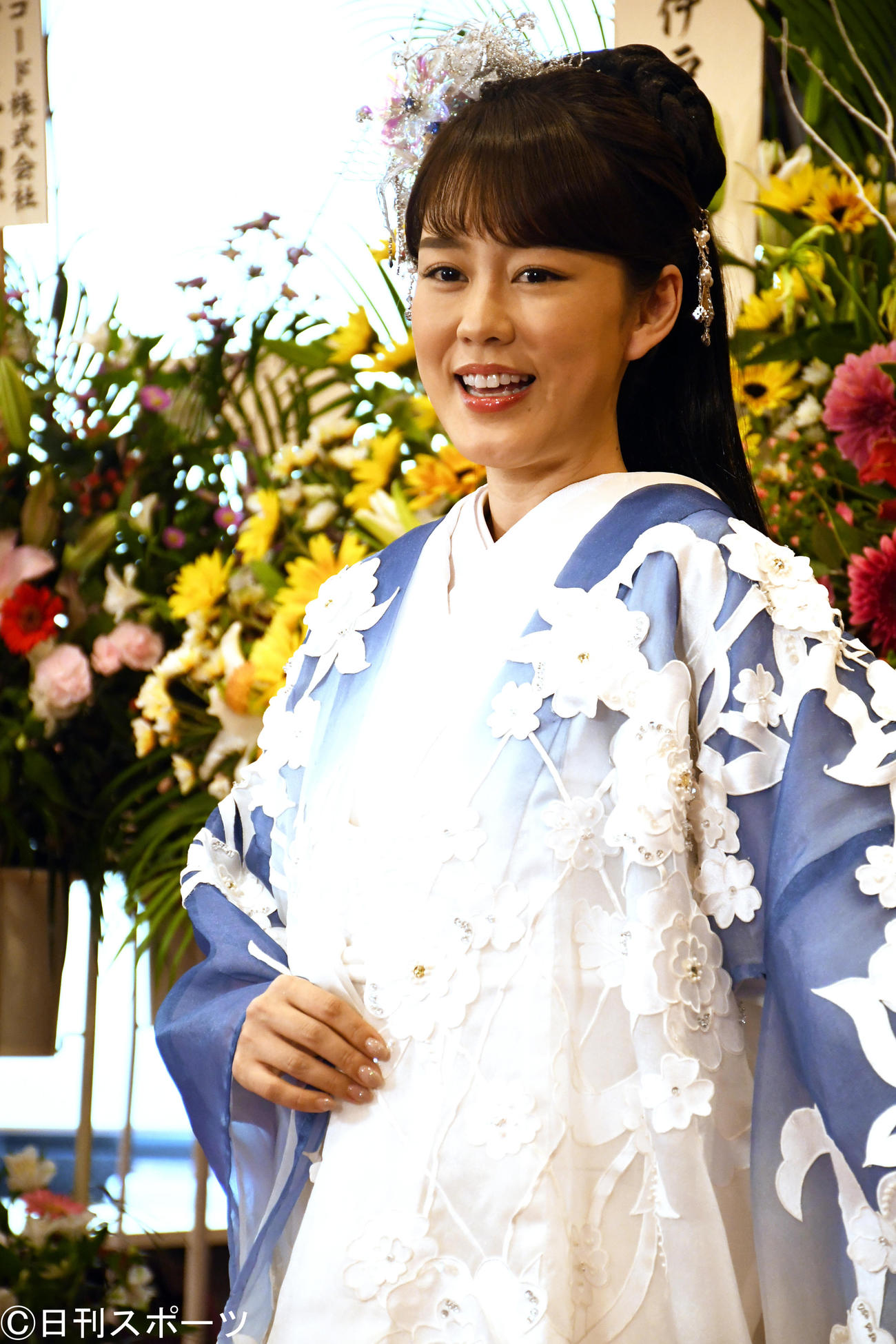 桂由美氏デザインの新曲「雪陽炎」の衣装を披露する丘みどり（撮影・大友陽平）
