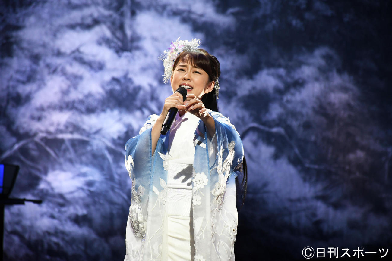 「リサイタル15周年＋1～演魅vol．3～」で新曲「雪陽炎」を初披露した丘みどり（撮影・大友陽平）