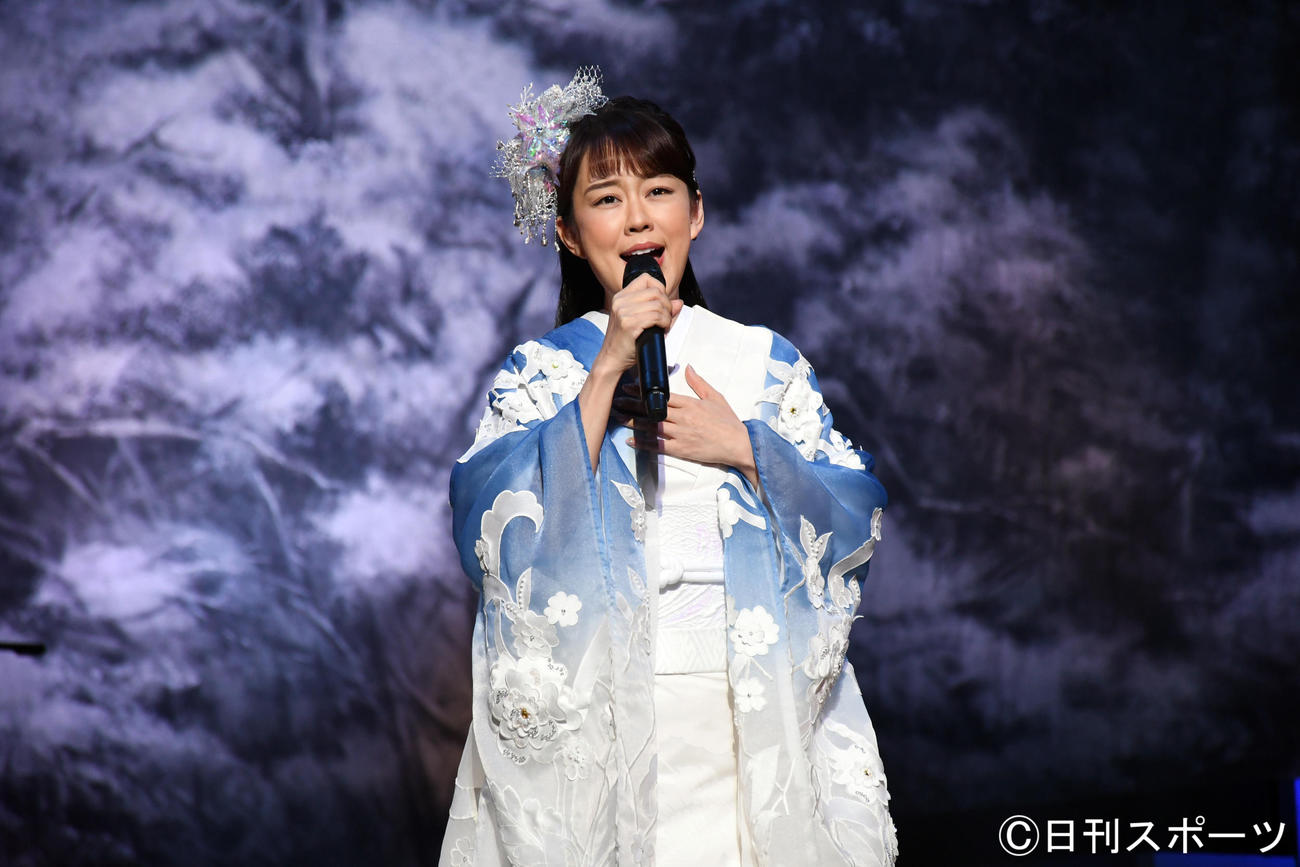 「リサイタル15周年＋1～演魅vol．3～」で新曲「雪陽炎」を初披露した丘みどり（撮影・大友陽平）