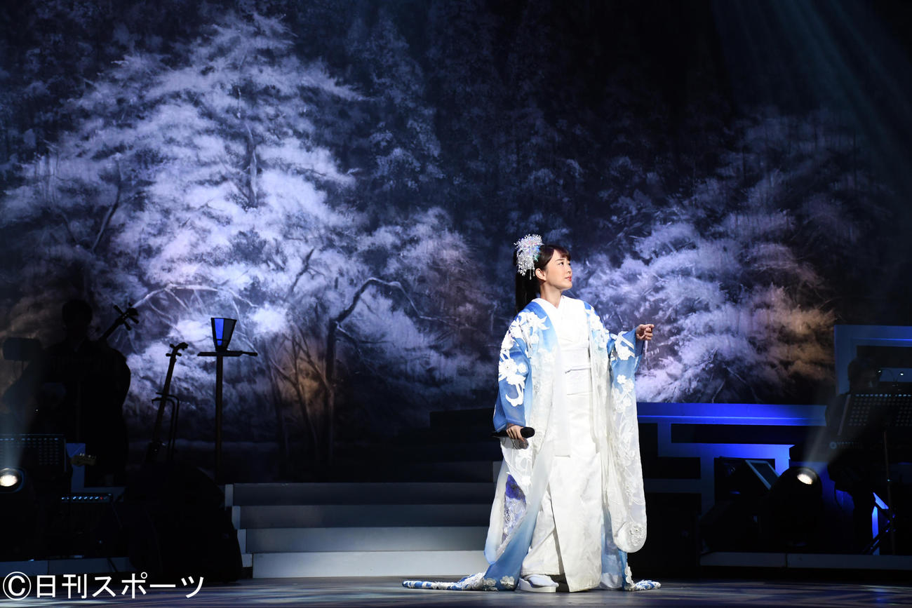 「リサイタル15周年＋1～演魅vol．3～」で新曲「雪陽炎」を初披露した丘みどり（撮影・大友陽平）