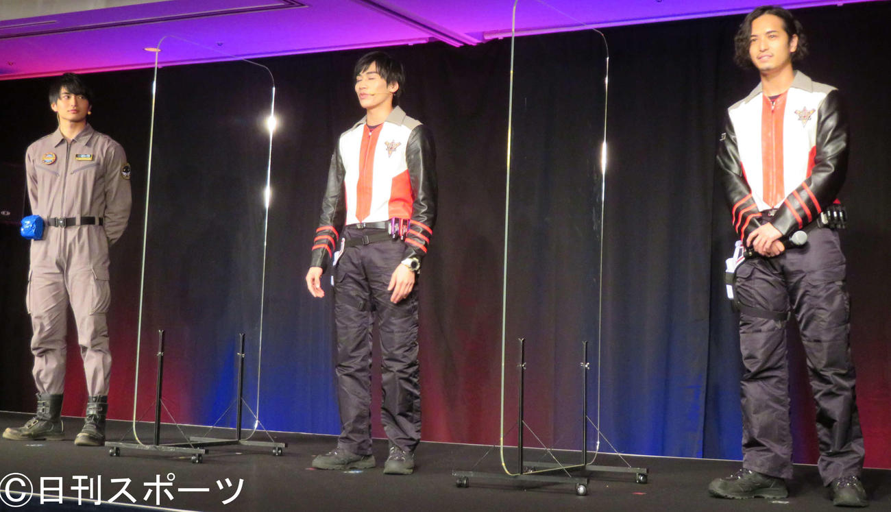 「TSUBURAYA CONVENTION 2021 SPECIAL PROGRAM」に登壇した、左から平野宏周、寺坂頼我、中村優一（撮影・村上幸将）