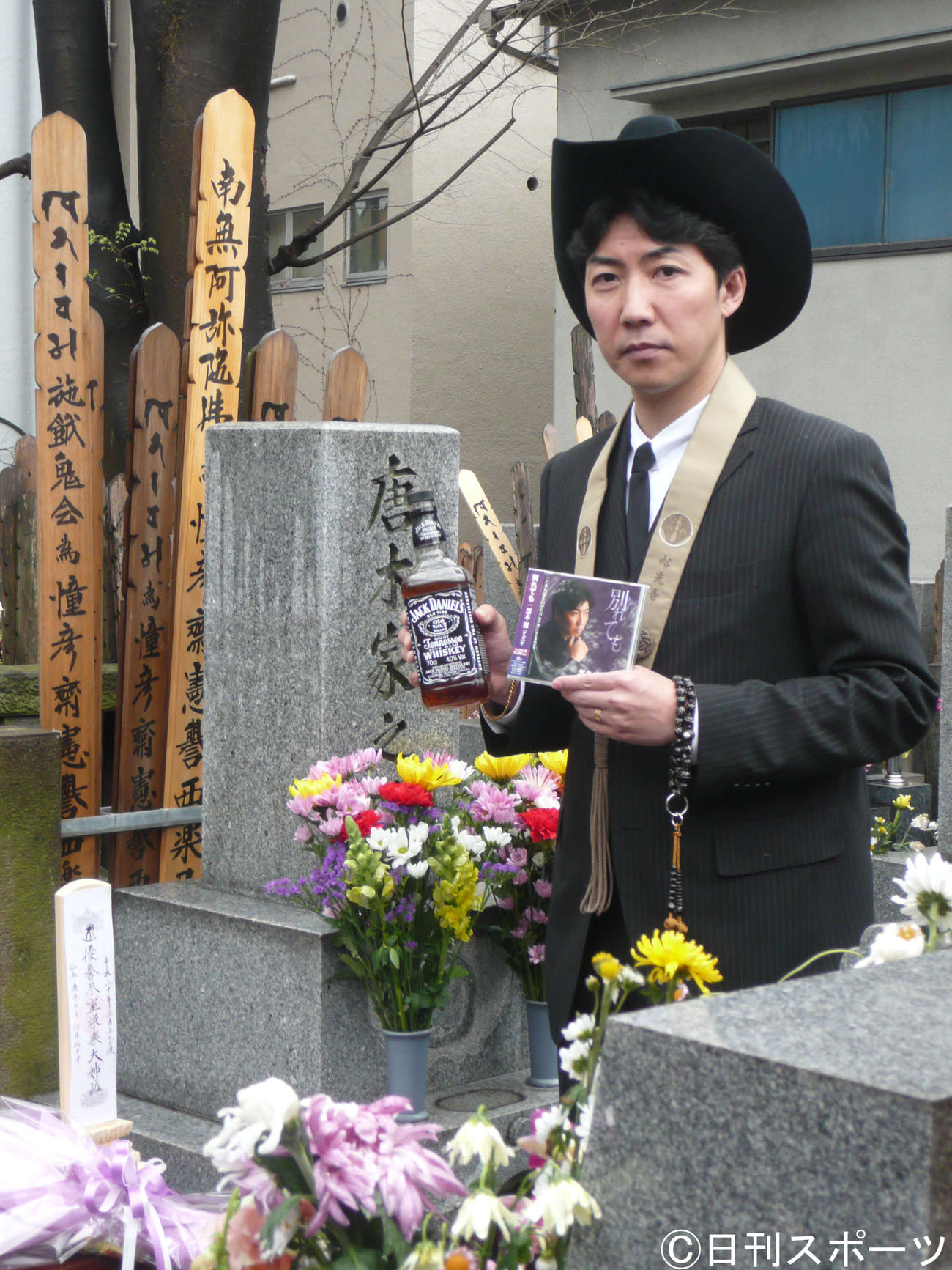 08年、父の黒木憲さんの墓前に唐木淳から「黒木憲ジュニア」襲名を報告した黒木憲ジュニア