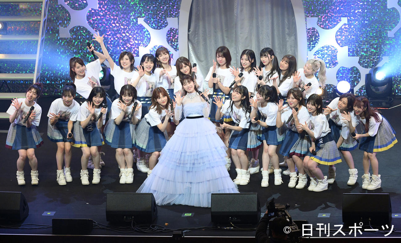 卒業コンサートで笑顔を見せる横山由依（中央）（2021年11月27日撮影）