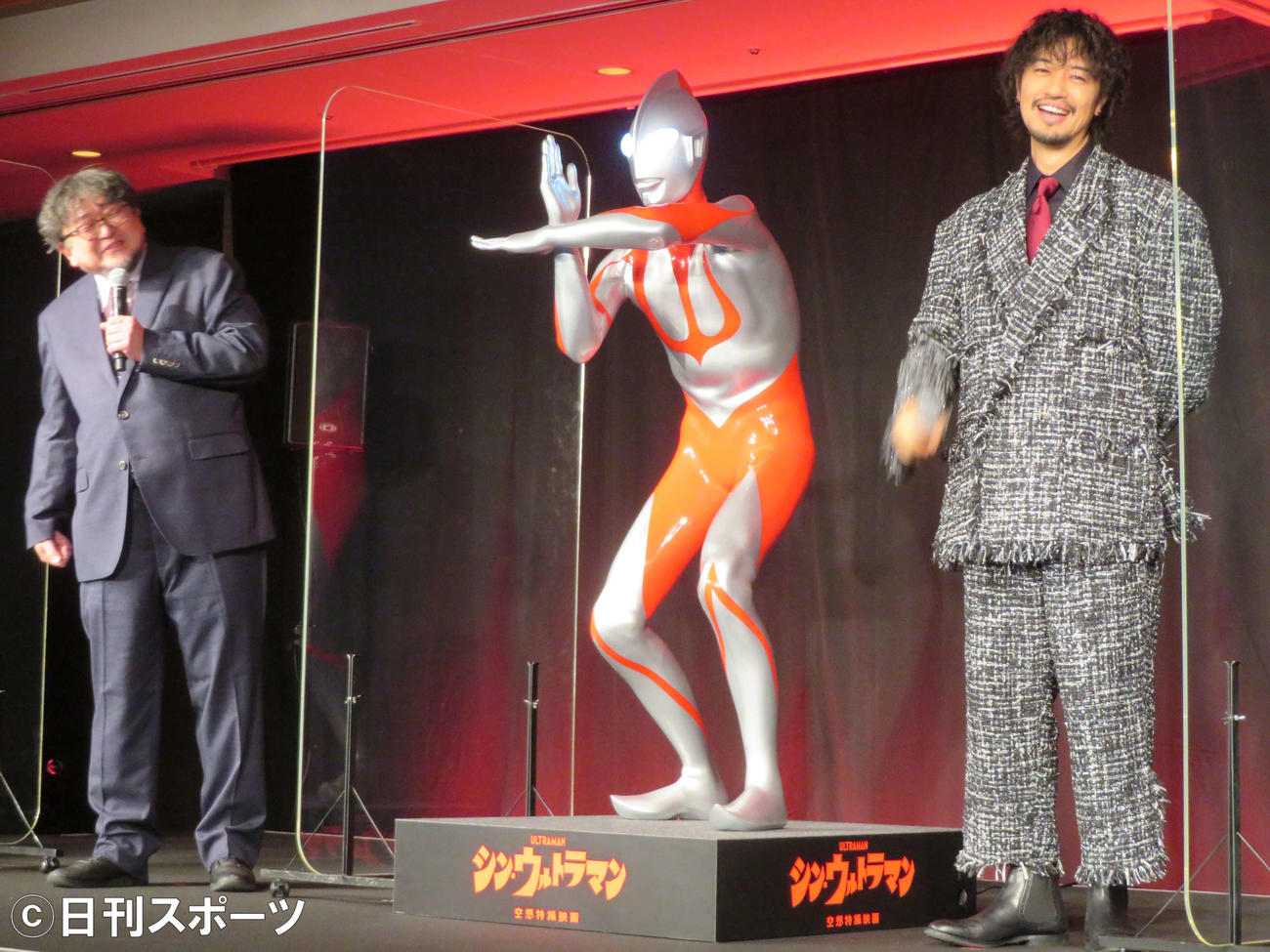 「TSUBURAYA CONVENTION 2021 SPECIAL PROGRAM」に登壇した樋口真嗣監督（左）と斎藤工（撮影・村上幸将）