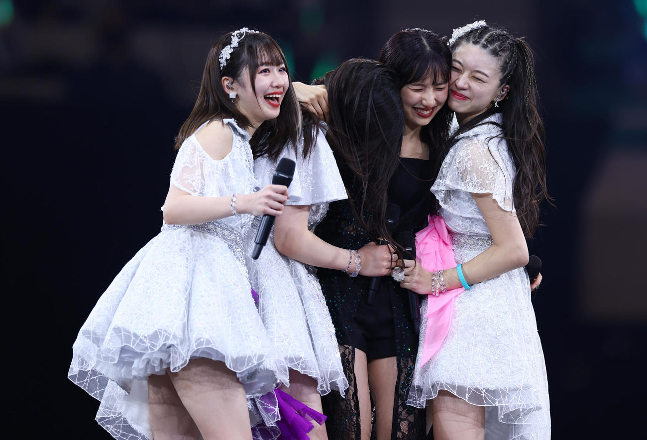 モーニング娘。’21コンサート「Teenage Solution～佐藤優樹　卒業スペシャル～」のアンコールでメンバーと抱き合う佐藤優樹（右から2人目）（撮影・垰建太）