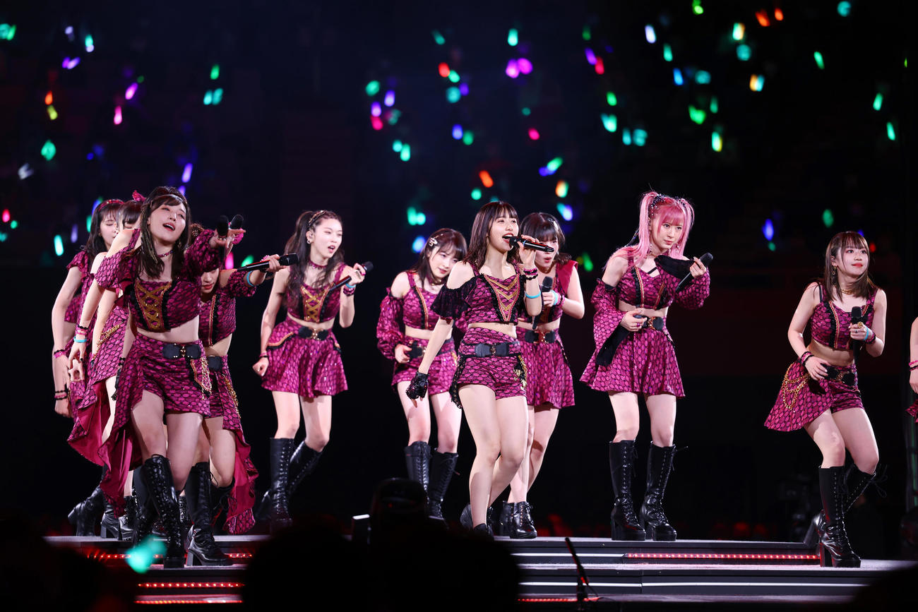 モーニング娘。’21コンサート「Teenage Solution～佐藤優樹　卒業スペシャル～」で笑顔でパフォーマンスする佐藤優樹（中央）ら（撮影・垰建太）