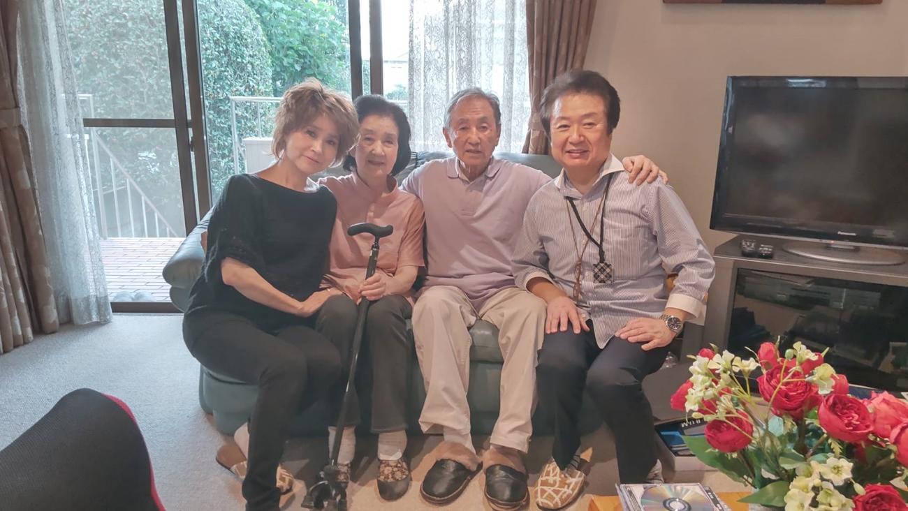 叶純子（左）は今年9月にと沢木柳（右）と都内の自宅を訪れ、妻の作詞家悠木圭子さん（左から２人目）鈴木淳さんと記念撮影をした