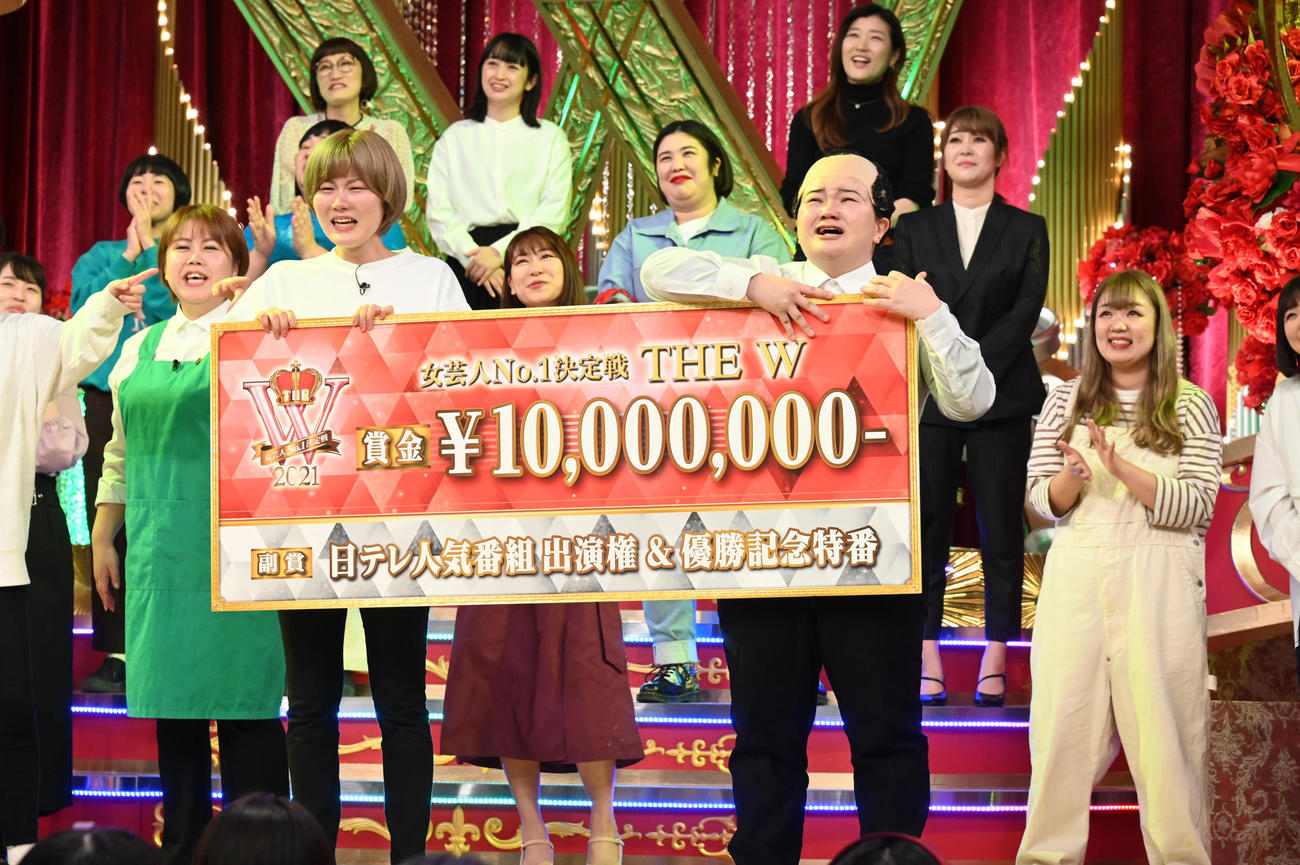 女芸人No・1を決めるTHE W 2021で優勝した、オダウエダ。手前左から小田結希、植田紫帆