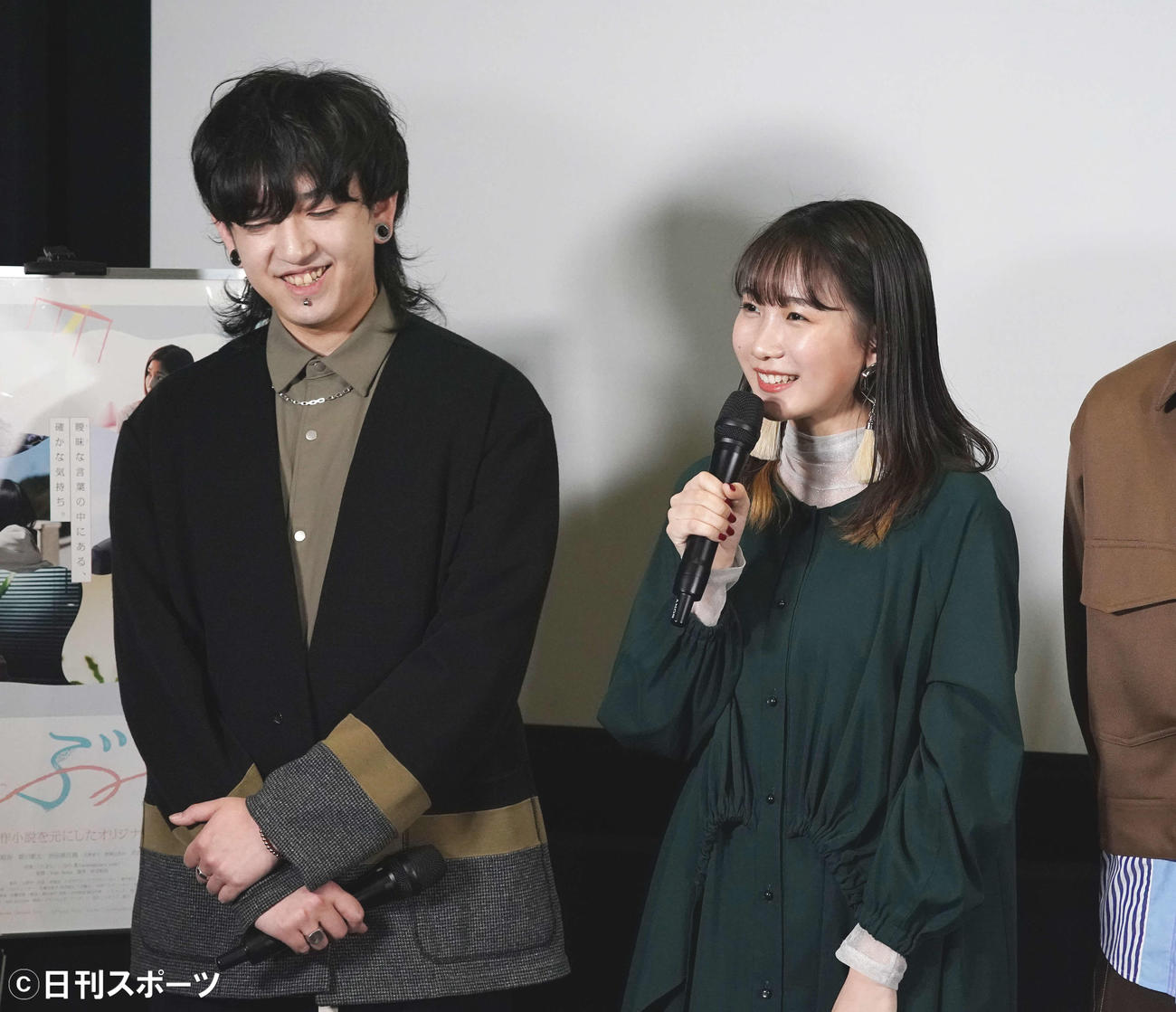 YOASOBIのikura（右）とAyase（2020年11月撮影）
