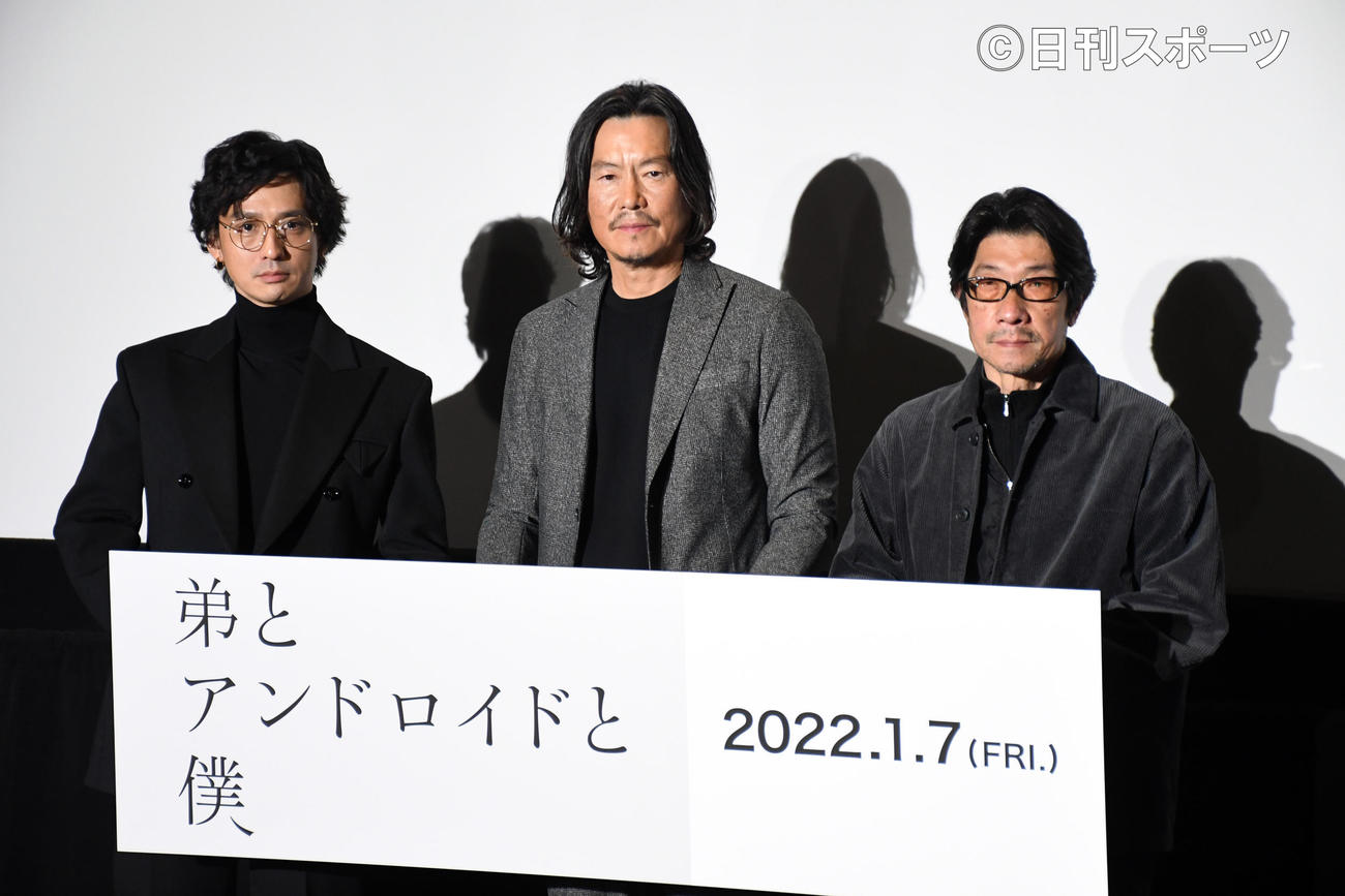 映画「弟とアンドロイドと僕」完成報告イベントに出席した、左から安藤政信、豊川悦司、阪本順治監督（撮影・大友陽平）