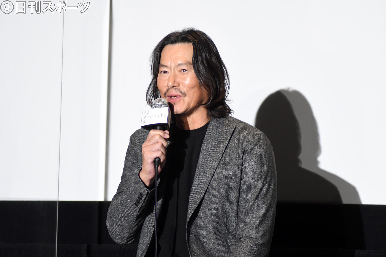 映画「弟とアンドロイドと僕」完成報告イベントでトークする豊川悦司（撮影・大友陽平）