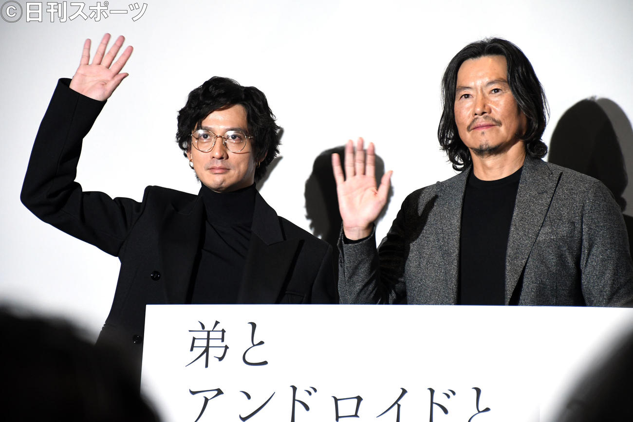 映画「弟とアンドロイドと僕」完成報告イベントに出席した安藤政信（左）と豊川悦司（撮影・大友陽平）