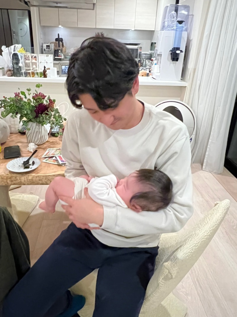 “あにっきー”こと舟山久美子の兄が愛息子を抱っこ