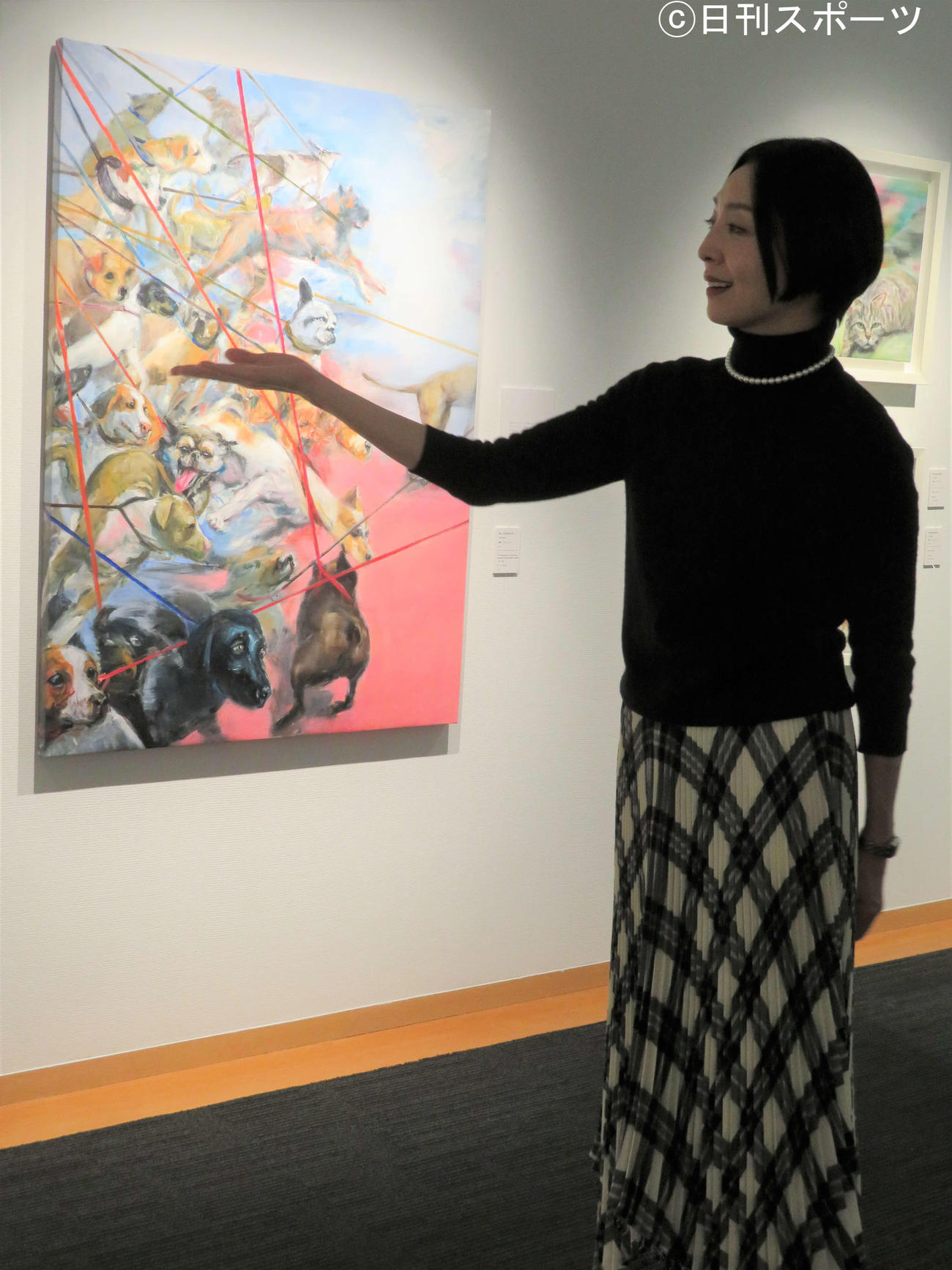 「マリー・ロージー展」を鑑賞する草刈民代（撮影・三須佳夏）