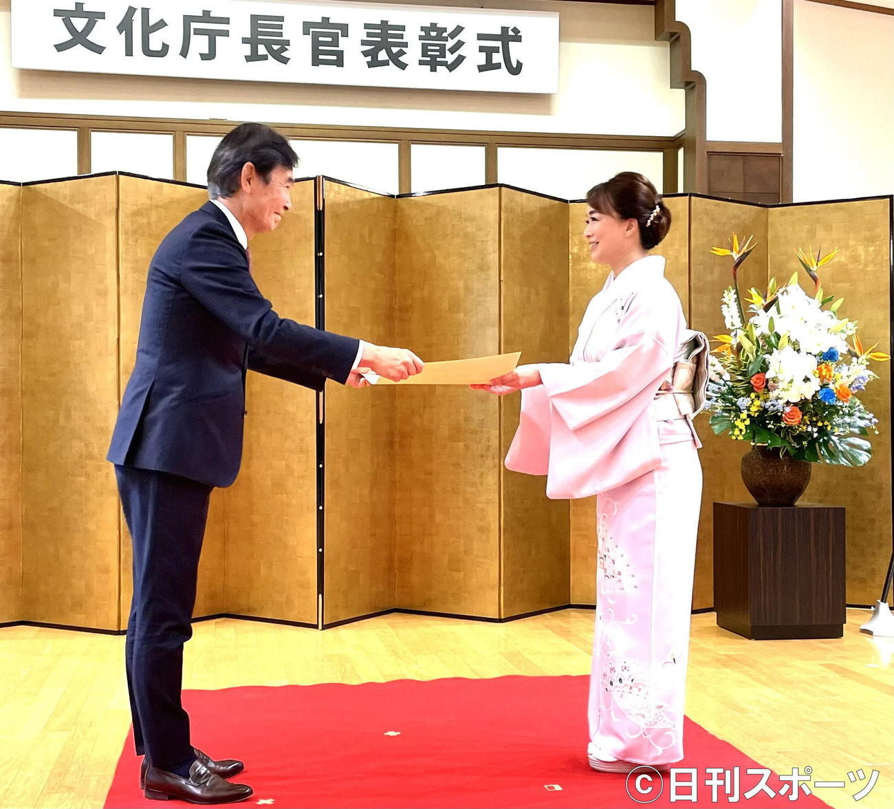 都倉俊一文化長官（左）から文化庁長官表彰の表彰状を手渡される川柳作家やすみりえ氏