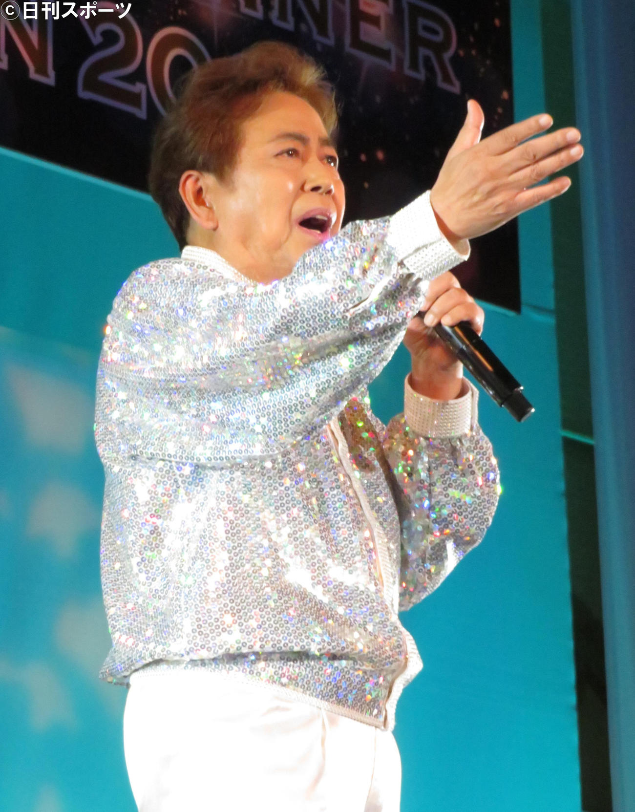 ヒット曲「バス・ストップ」を熱唱する平浩二（撮影・峯岸佑樹）