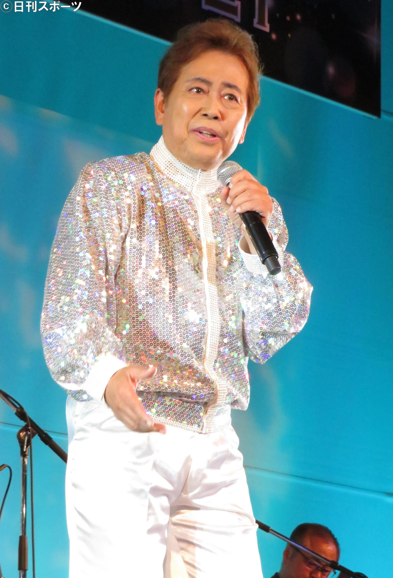 「バス・ストップ」を熱唱する平浩二（撮影・峯岸佑樹）