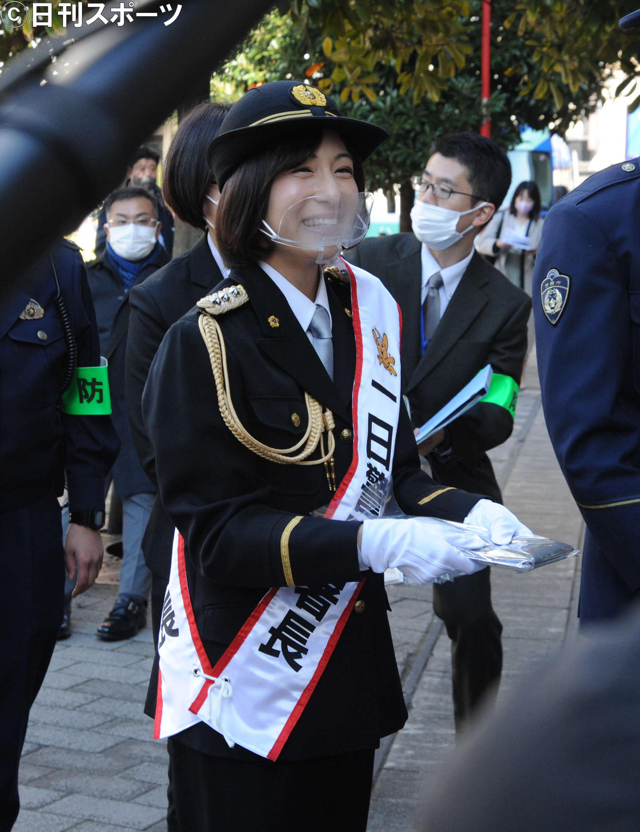 愛宕警察署の一日警察署長として新橋駅前で広報啓発活動を行う日本テレビの市来玲奈アナウンサー（撮影・松尾幸之介）