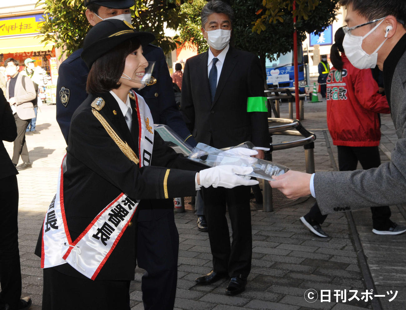 愛宕警察署の一日警察署長として新橋駅前で広報啓発活動を行う日本テレビの市来玲奈アナウンサー（撮影・松尾幸之介）