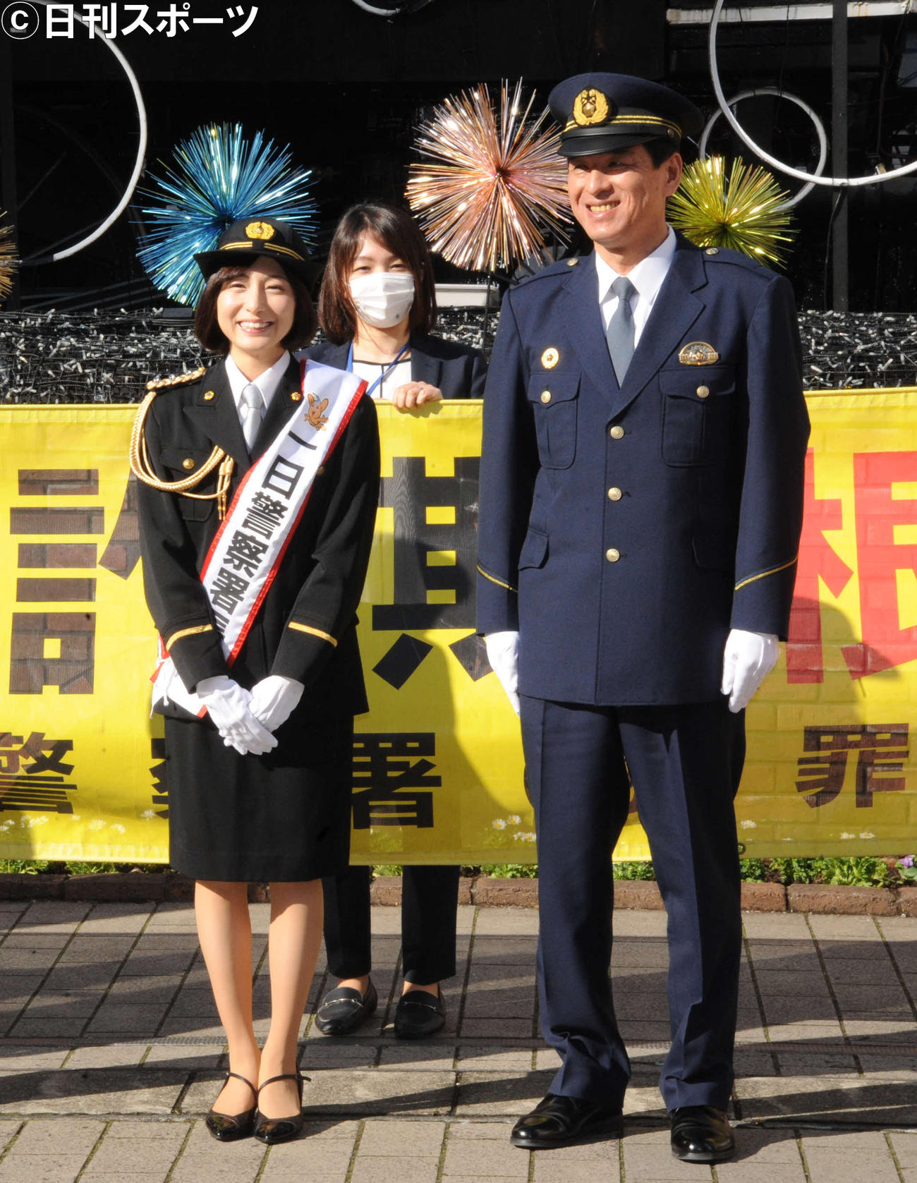 愛宕警察署の一日警察署長として新橋駅前で広報啓発活動を行った日本テレビの市来玲奈アナウンサー（左端）（撮影・松尾幸之介）
